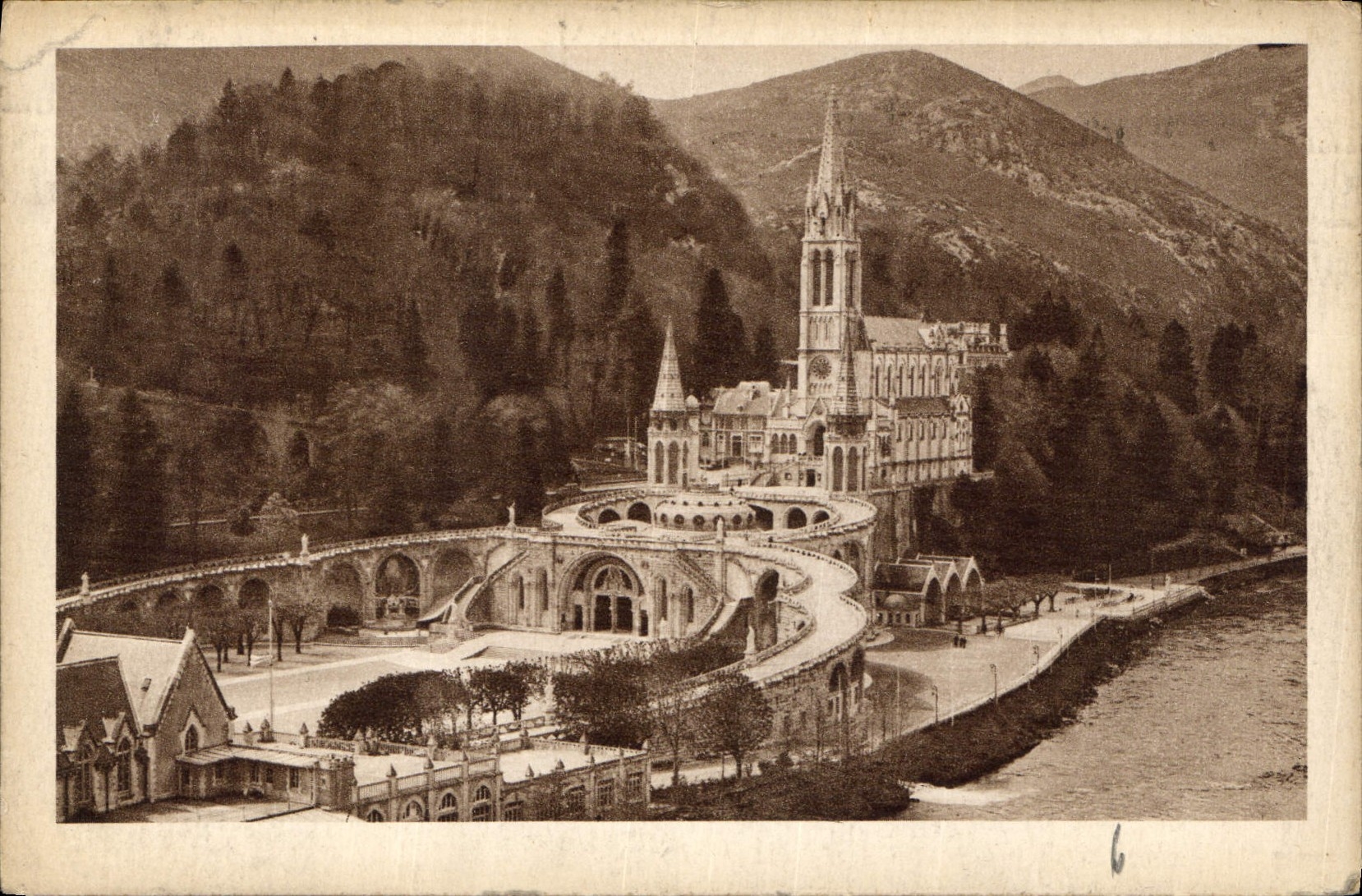 CPA Lourdes vue d'ensemble sur la Basilique 