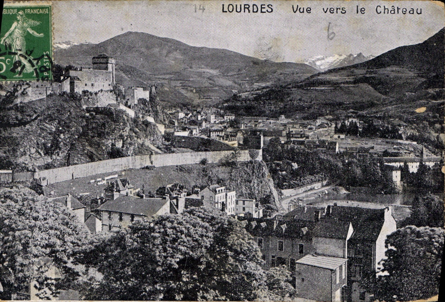CPA Lourdes vue vers le Chateau 