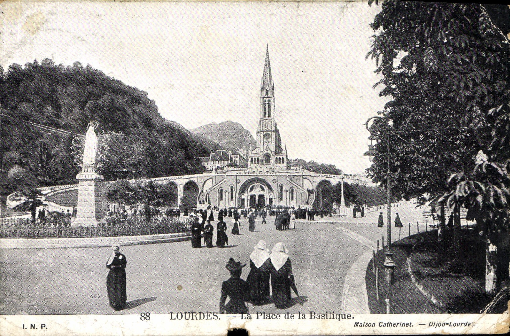 CPA Lourdes la Place de la Basilique 