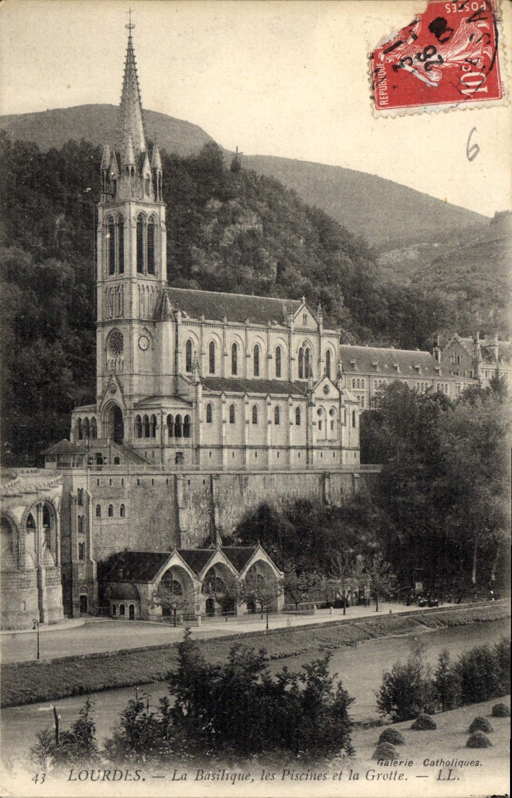 CPA Lourdes la Basilique les Piscines et la Grotte 