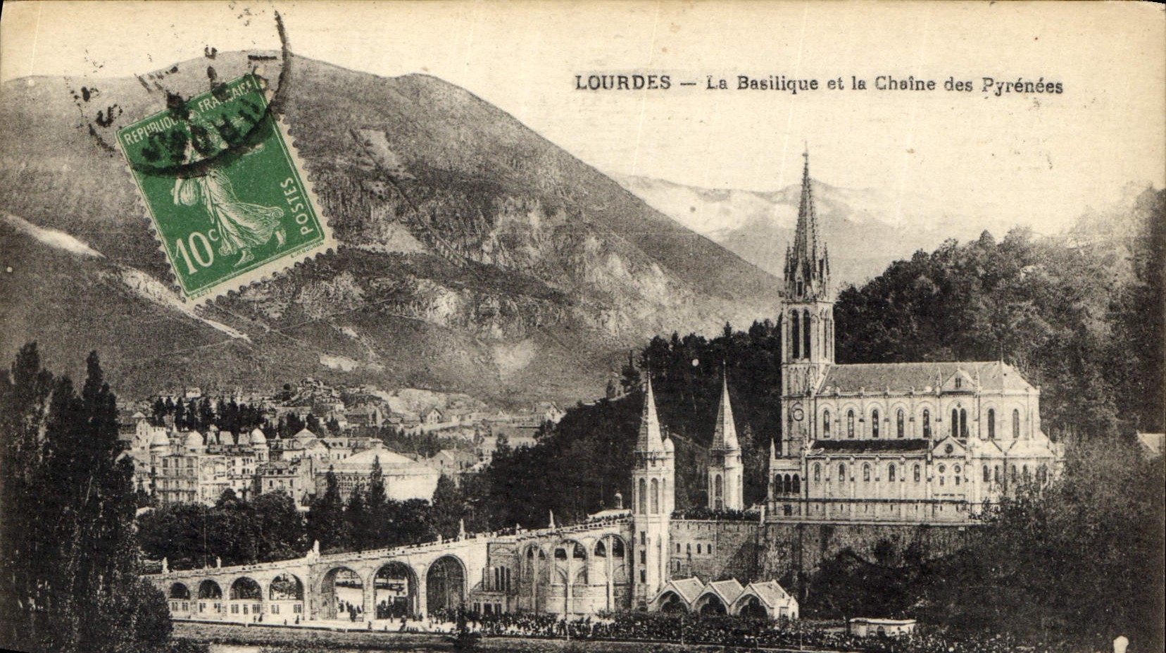 CPA Lourdes la Basilique et la Chaine des Pyrenees 