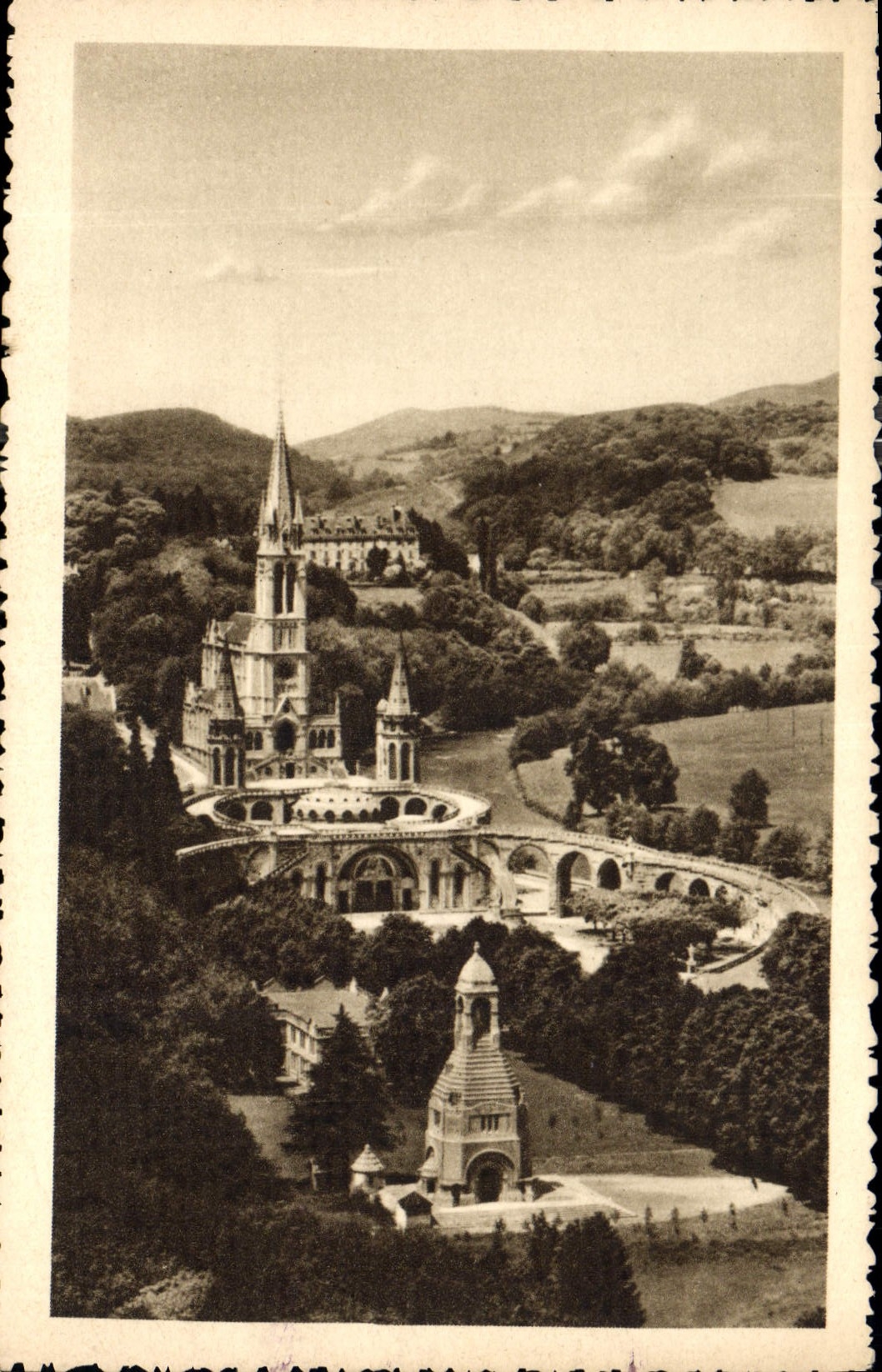 CPA Lourdes Basilique et le Monument Interallie 