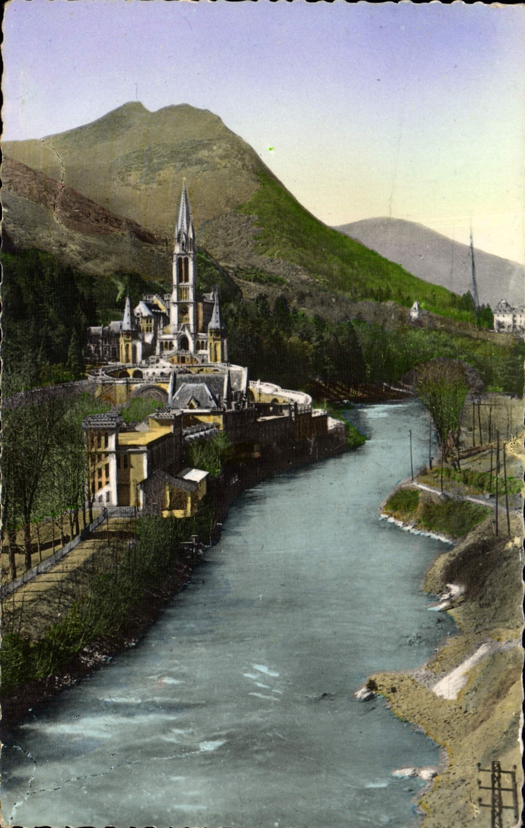 CPA Lourdes la Basilique et le Gave 