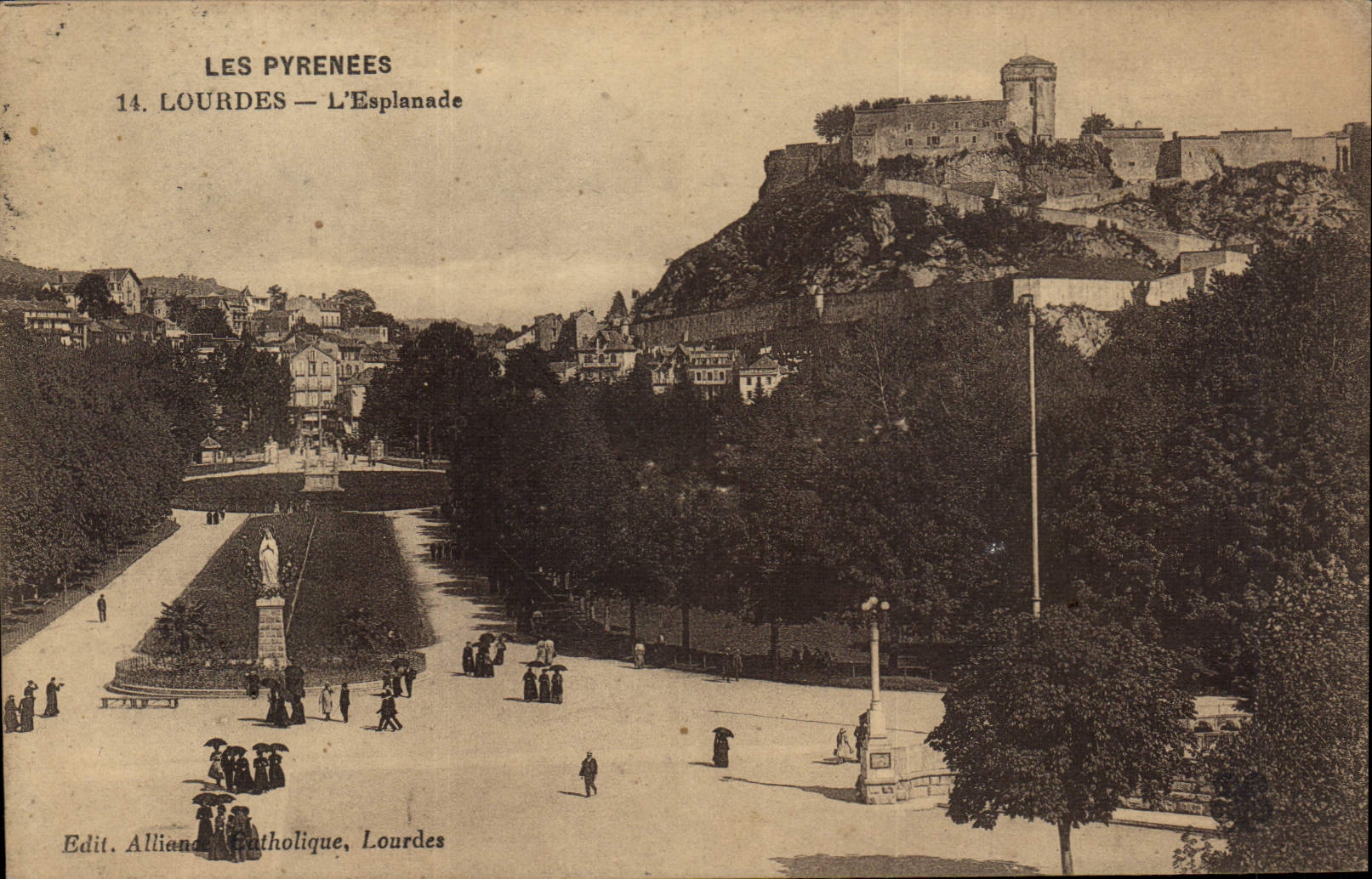 CPA Les Pyrenees Lourdes l'Esplanade 