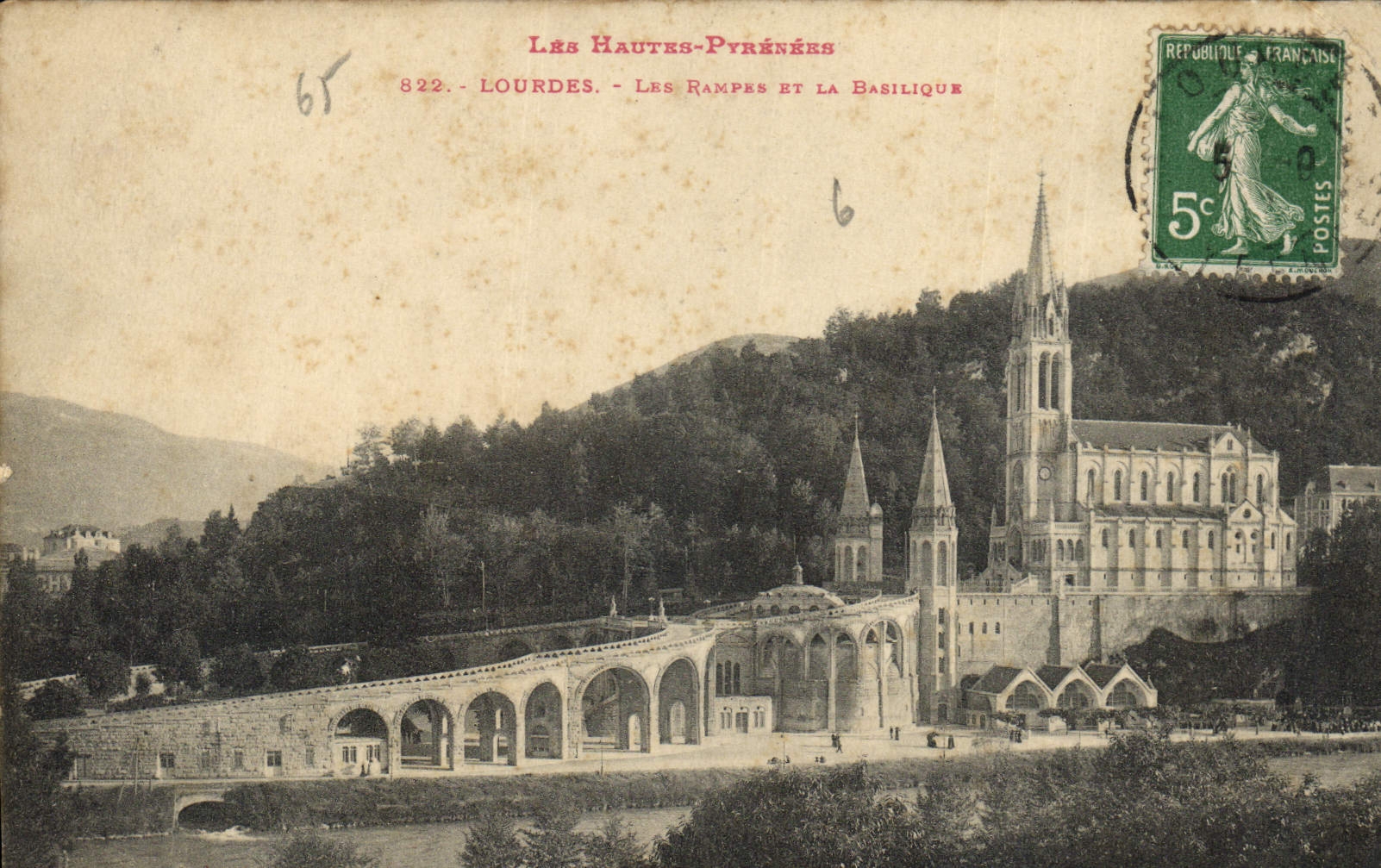 CPA Les Hautes Pyrenees Lourdes les Rampes et la Basilique 
