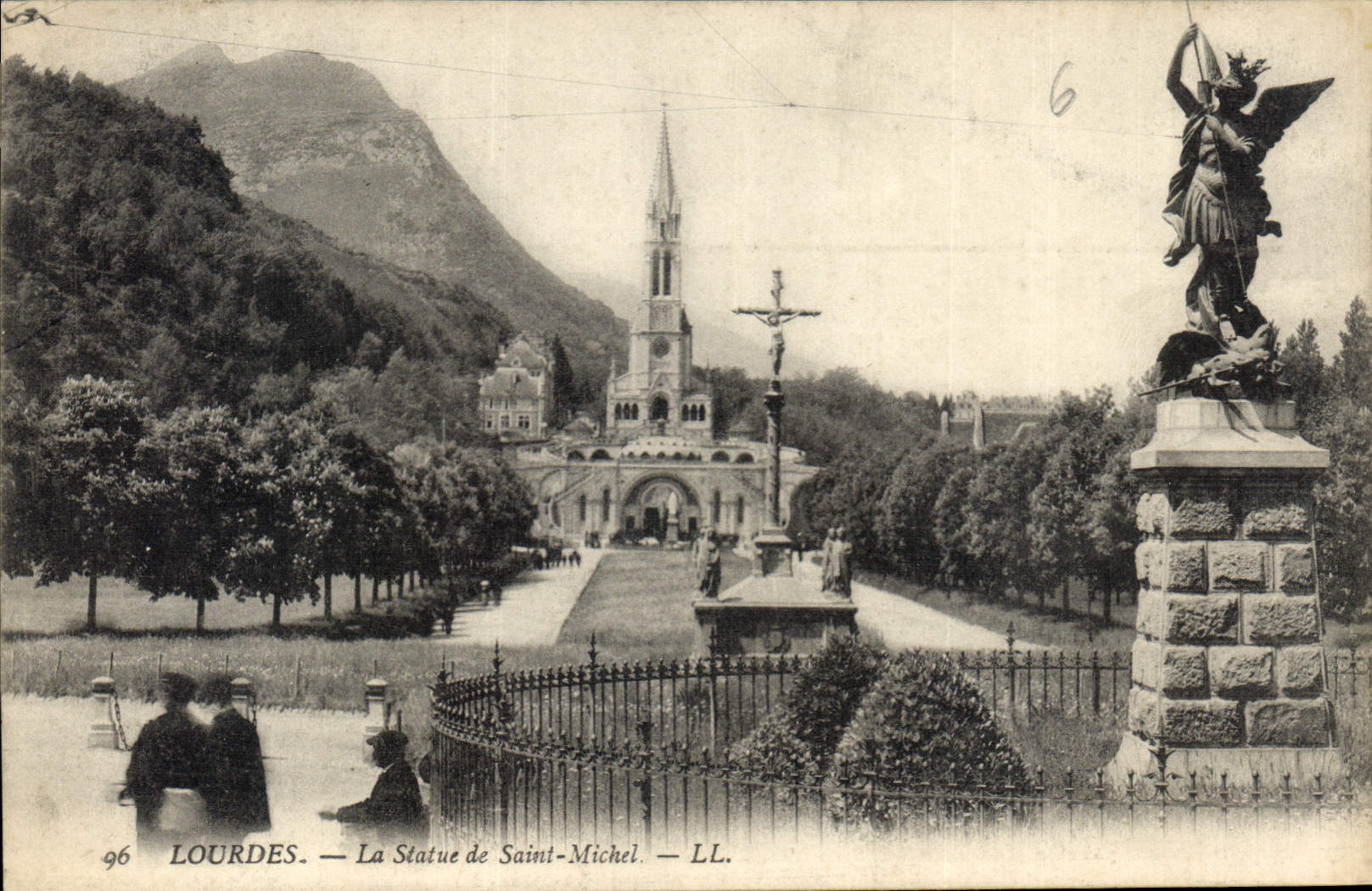 CPA Lourdes la statue de Saint Michel 