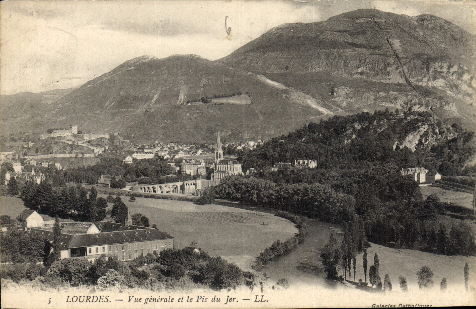 CPA Lourdes vue generale et le Pic du Jer 