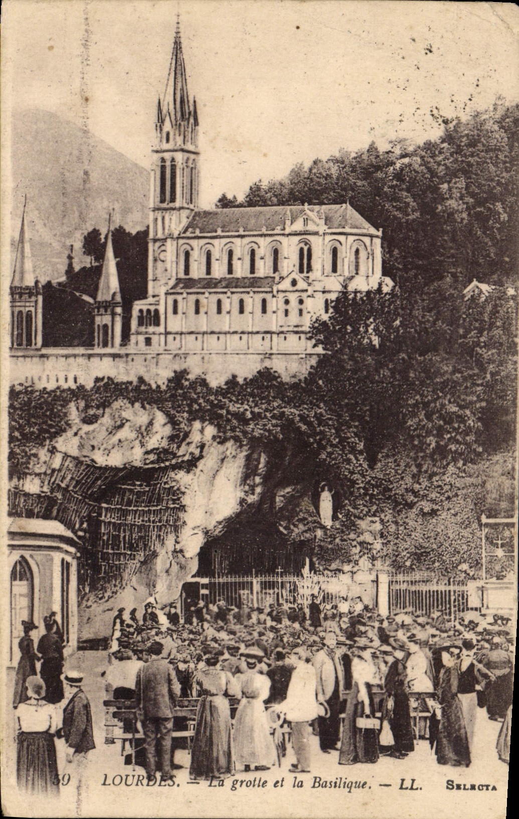 CPA Lourdes la Grotte et la Basilique 