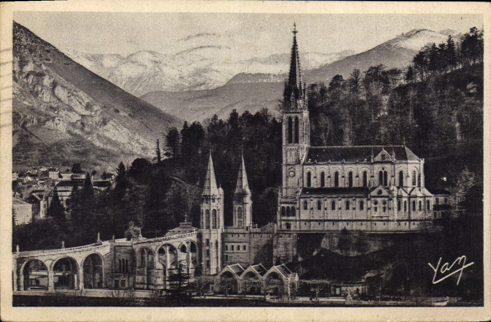 CPA Lourdes la Basilique et les Montagnes 