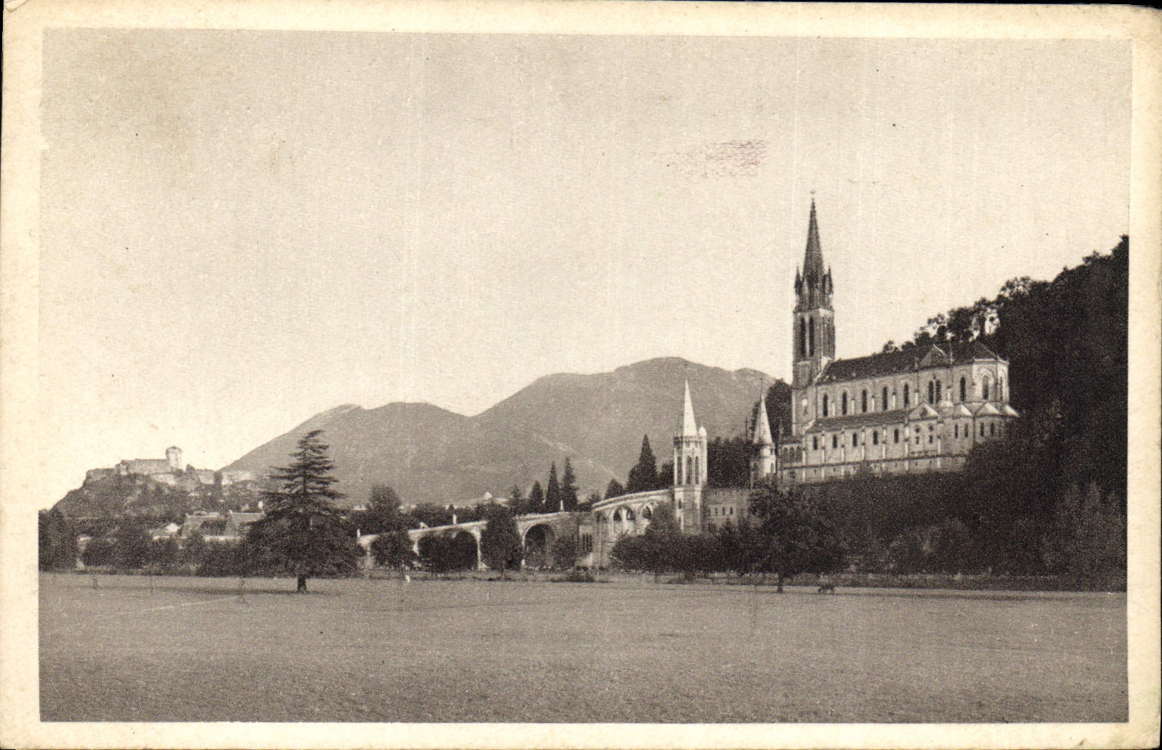 CPA Lourdes la Basilique et le Chateau Fort 