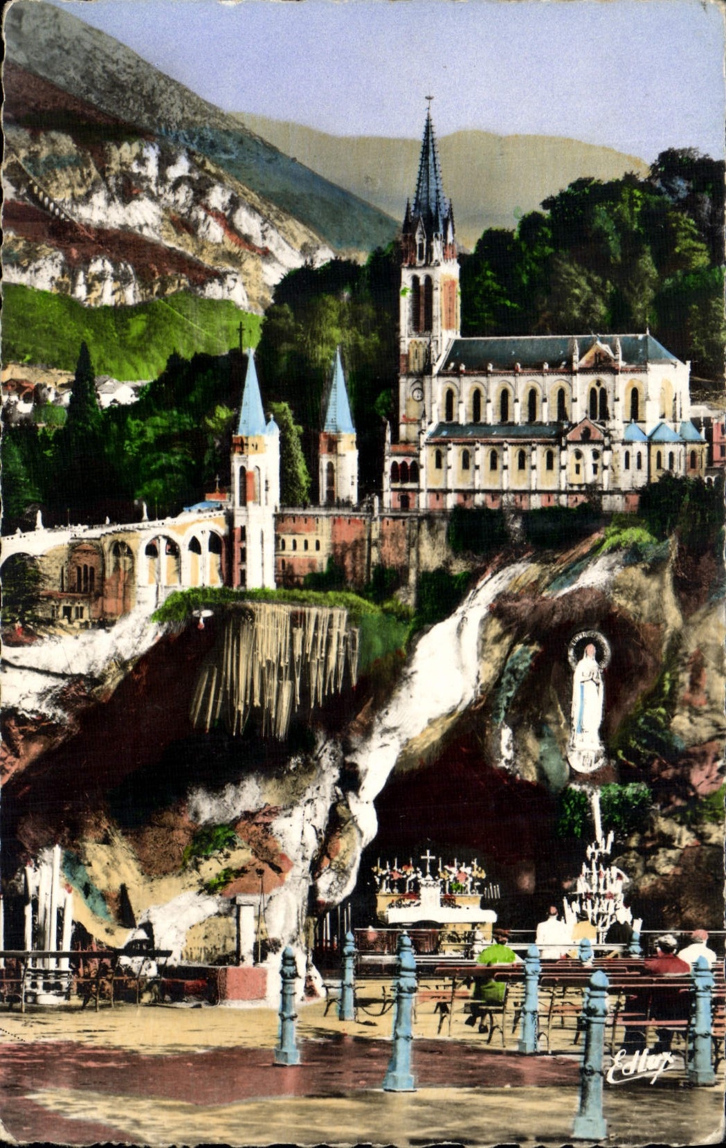 CPA Lourdes la Basilique et la grotte Miraculeuse 