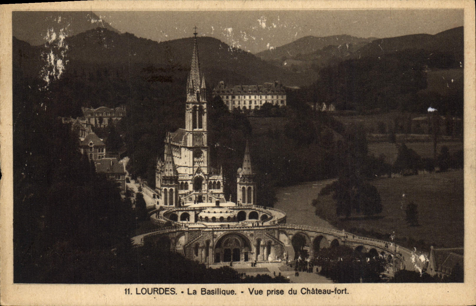 CPA Lourdes la Basilique vue prise du Chateau fort 