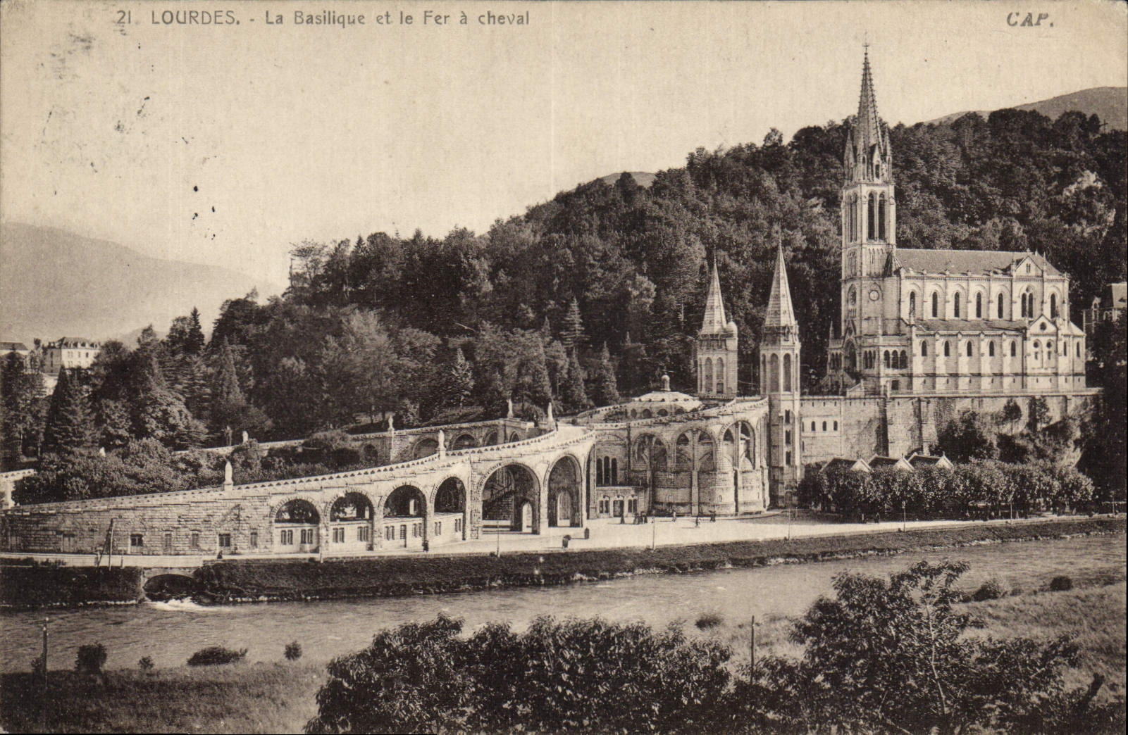 CPA Lourdes la Basilique et le Fer a Cheval 