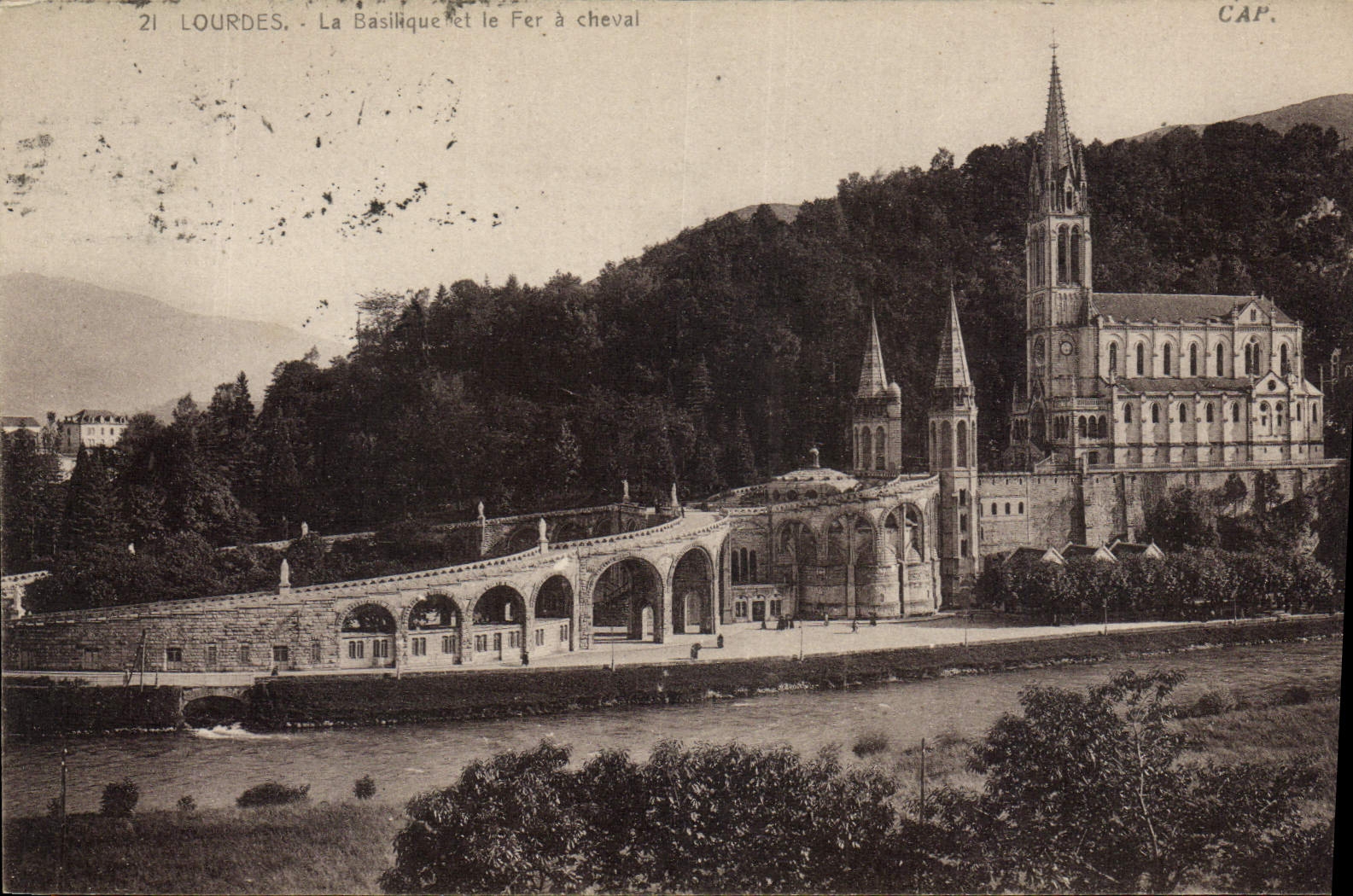 CPA Lourdes la Basilique et le Fer a Cheval 