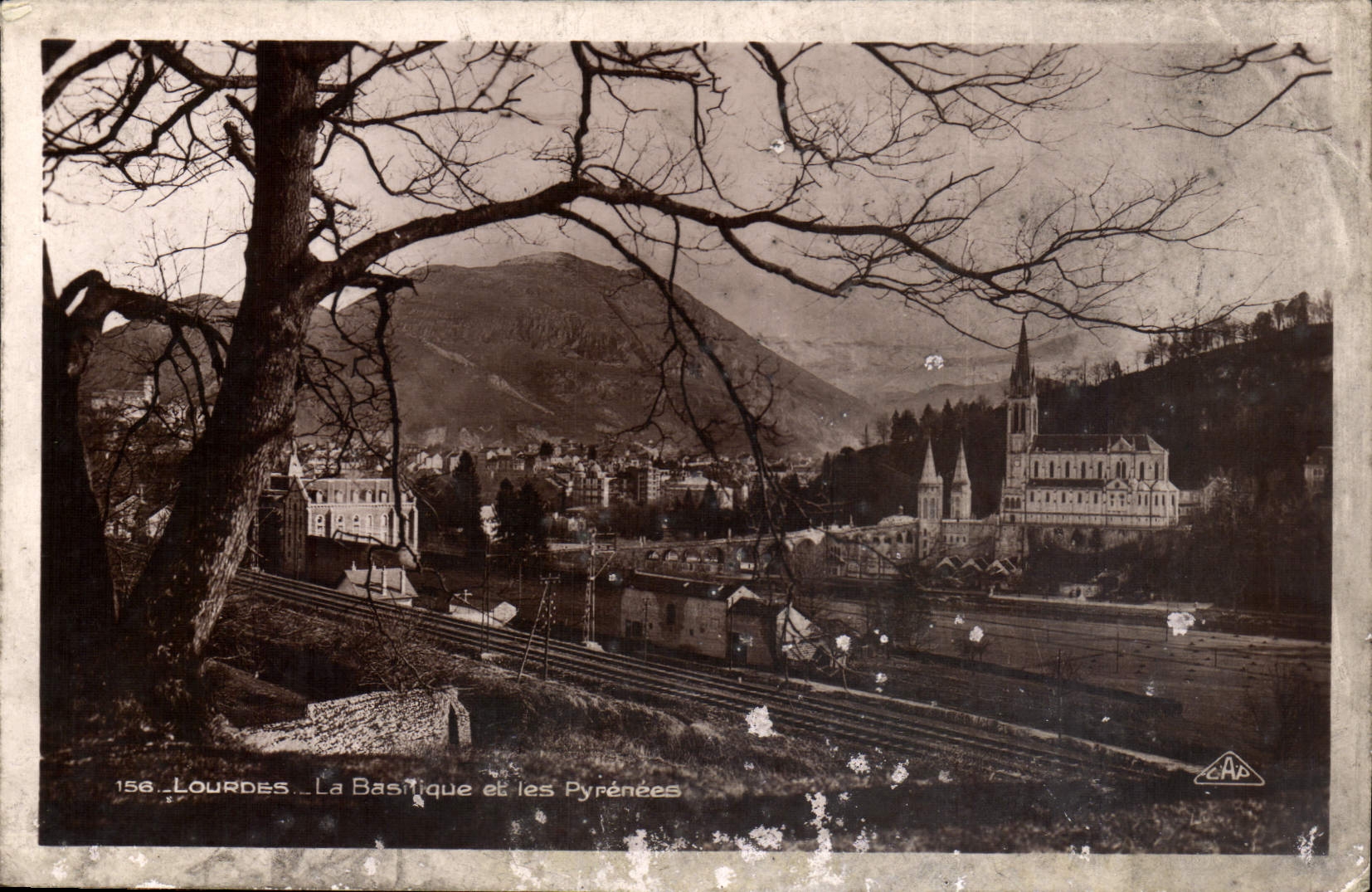 CPA Lourdes la Basilique et les Pyrenees 