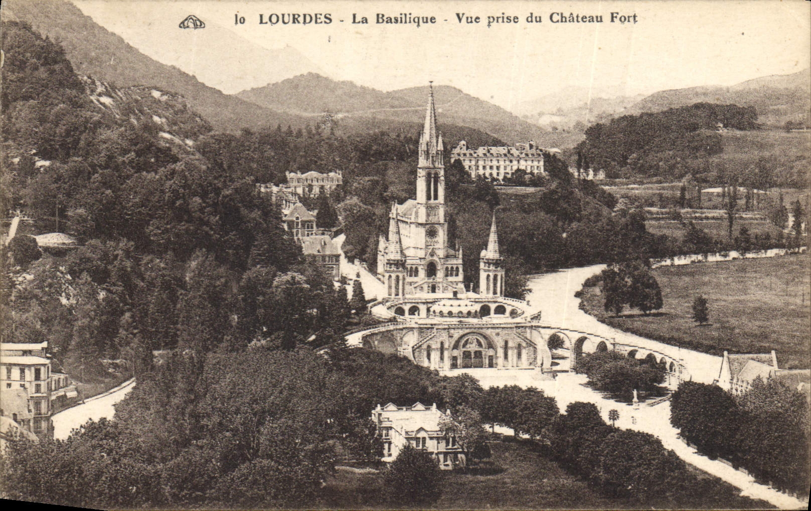 CPA Lourdes la Basilique vue prise du Chateau Fort 