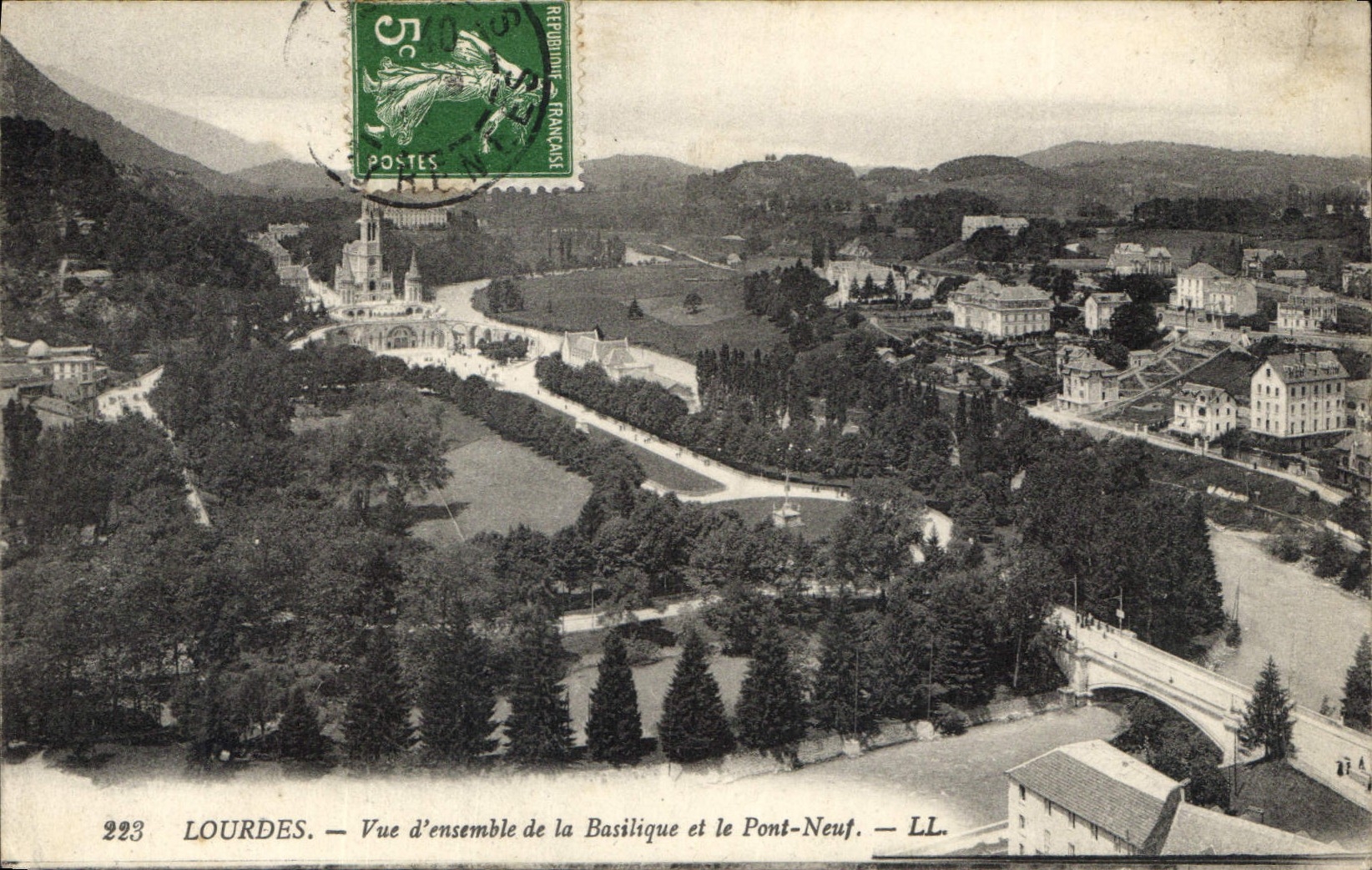 CPA Lourdes vue d'ensemble de la Basilique et le Pont Neuf 