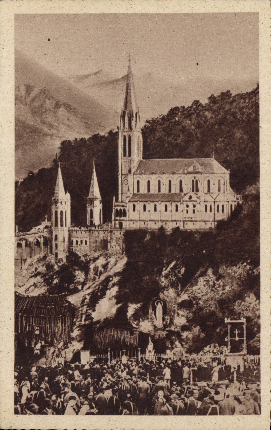 CPA Lourdes la Basilique et la Grotte 