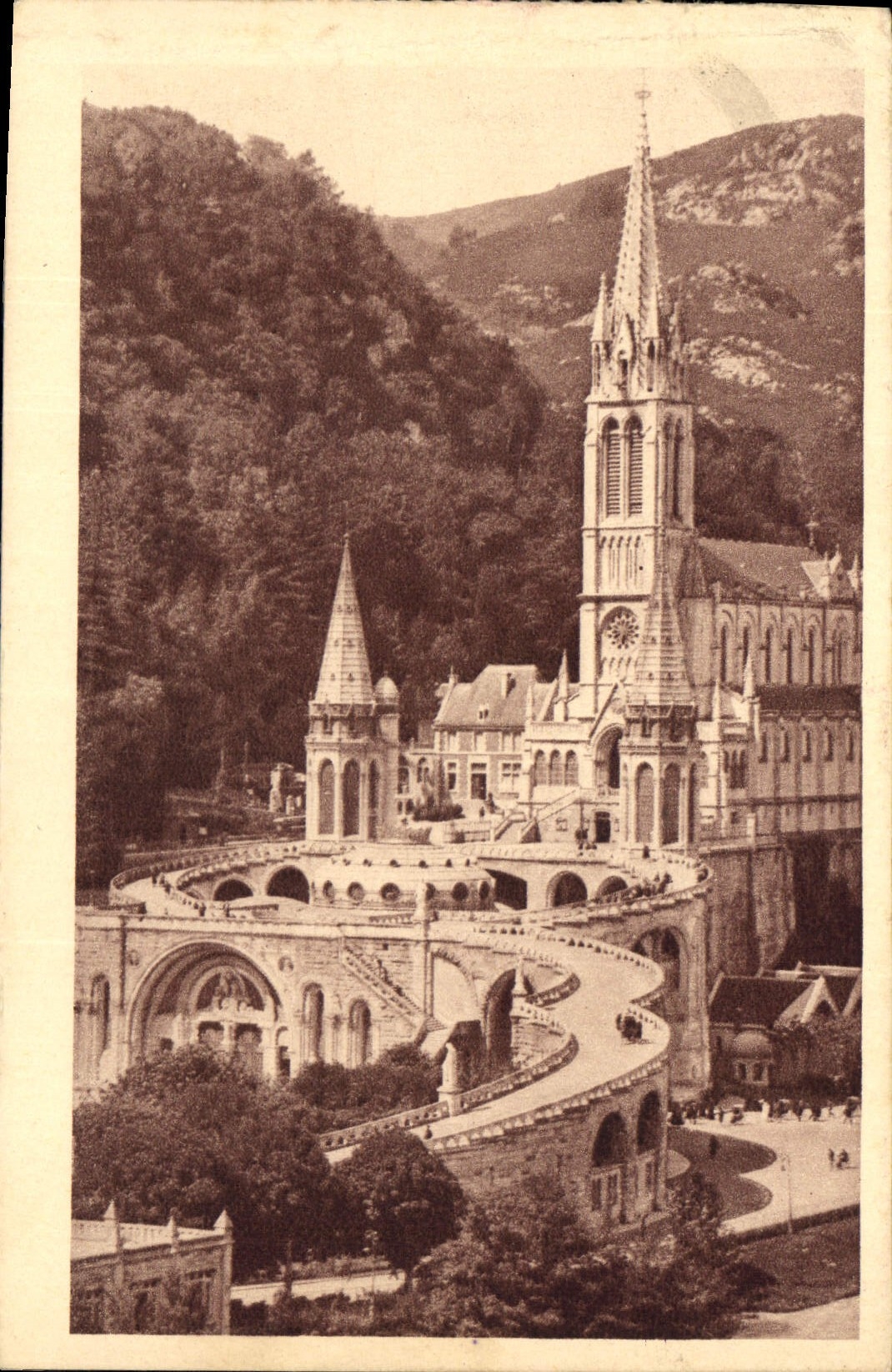 CPA Lourdes la Basilique vue de Cote 