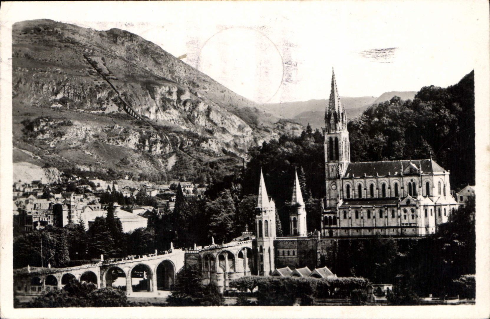 CPA Lourdes la Basilique vue de Cote 