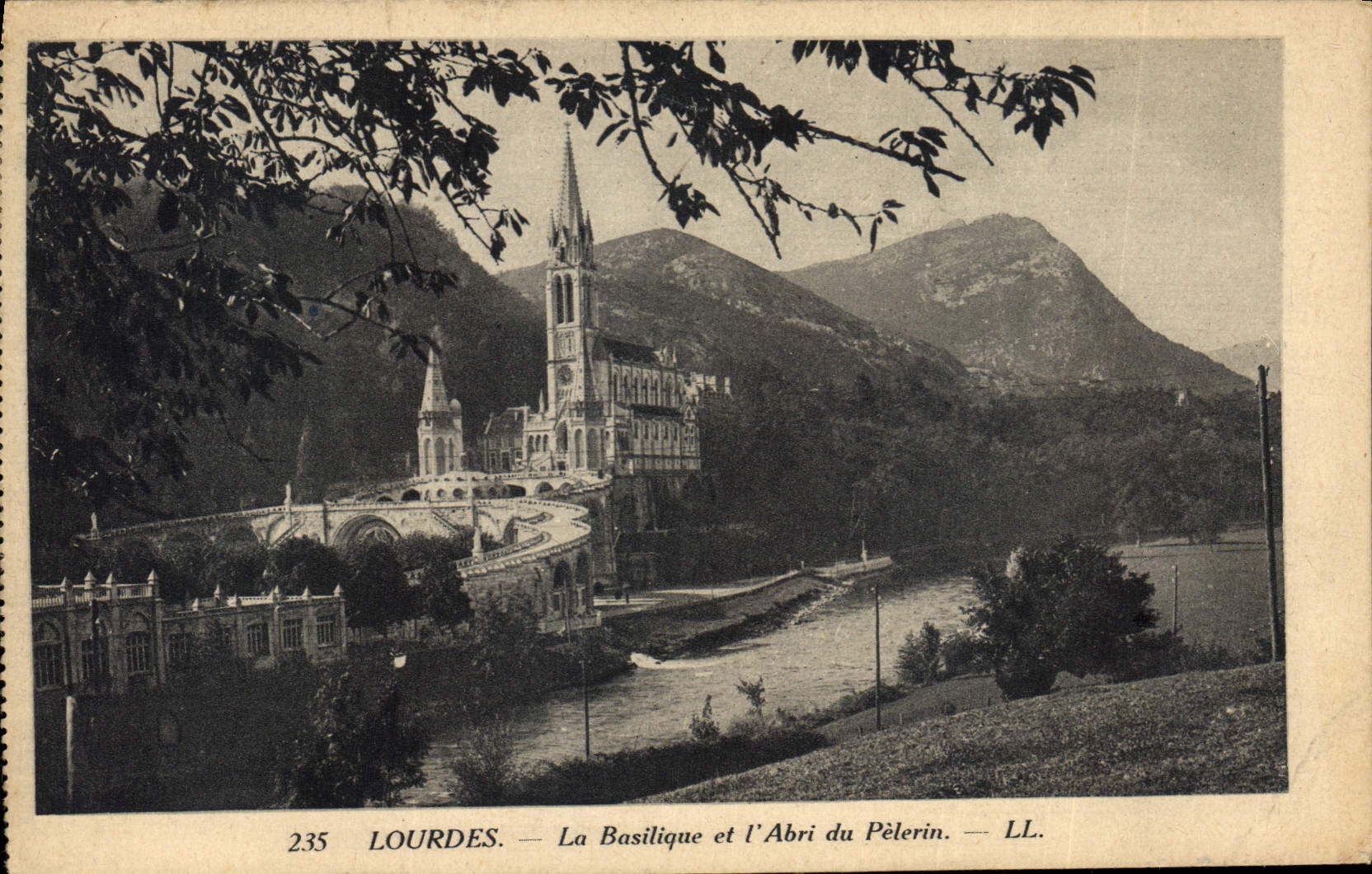 CPA Lourdes la Basilique et l'Abri du Pelerin 