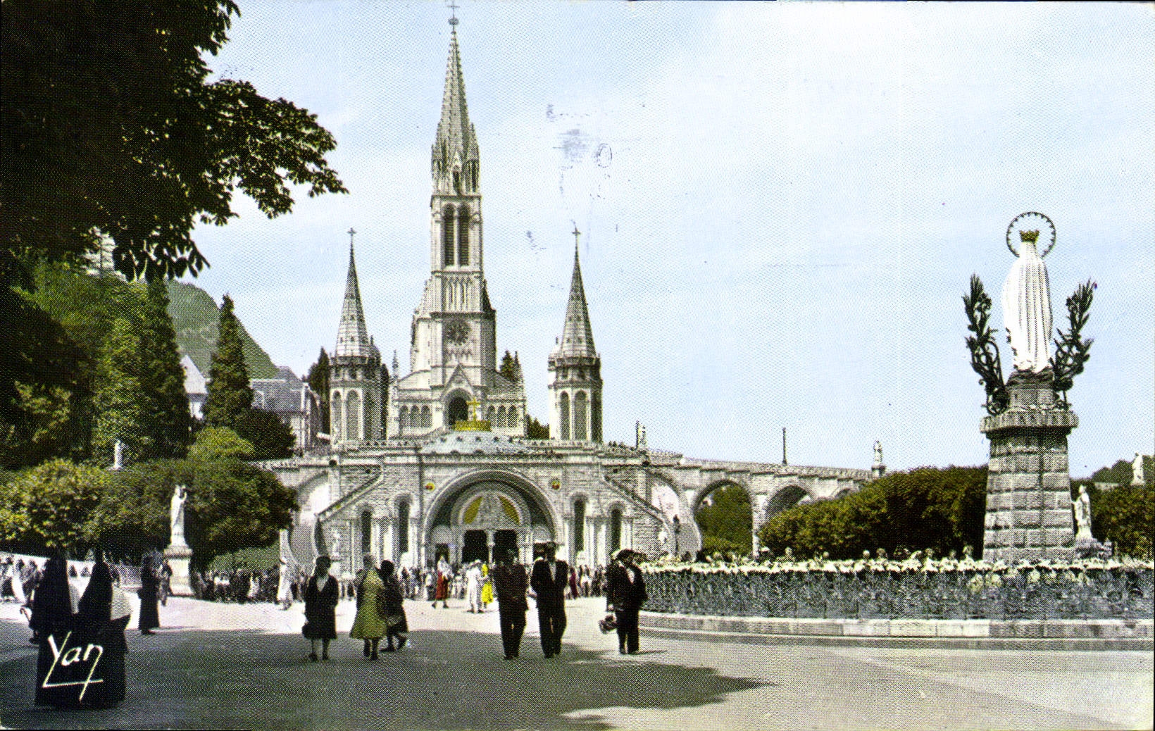 CPA Lourdes la Basilique et l'entree du Rosaire 