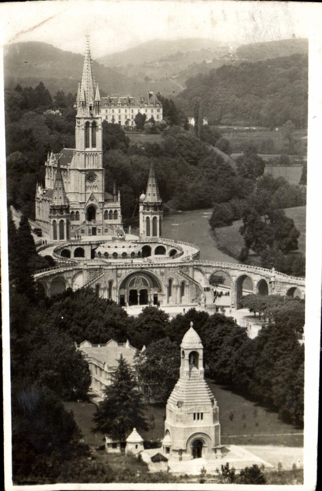 CPA Lourdes la Basilique et le Monument Interallie 