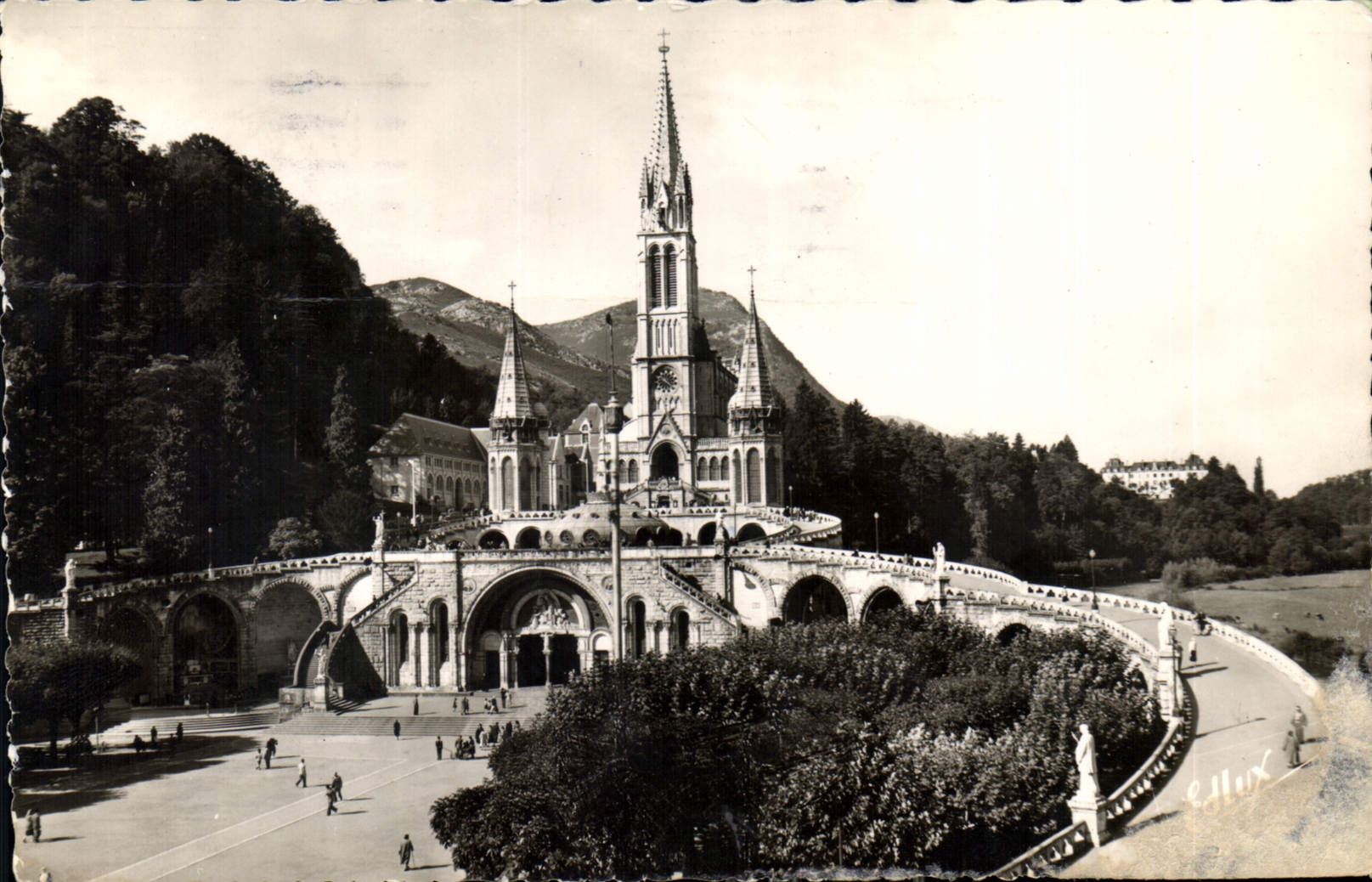 CPA Lourdes la Basilique et l'Esplanade 
