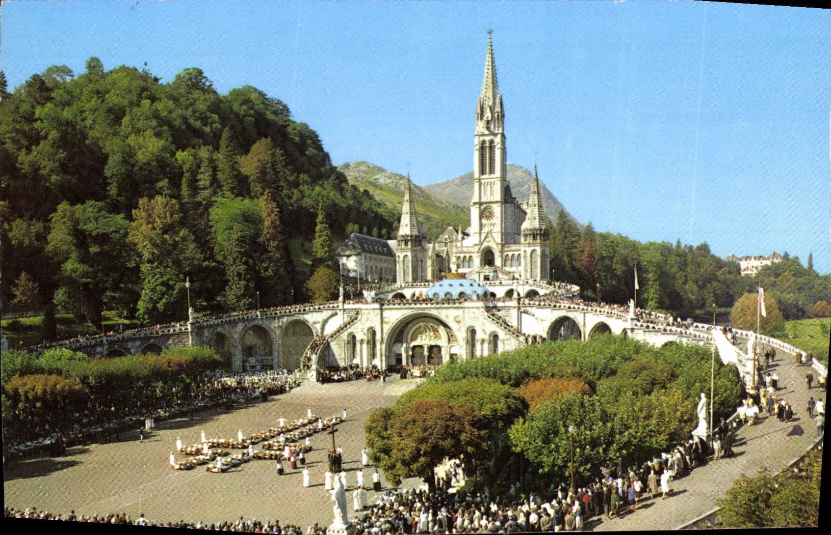 CPA Lourdes les Malades assistant au chemin de Croix 