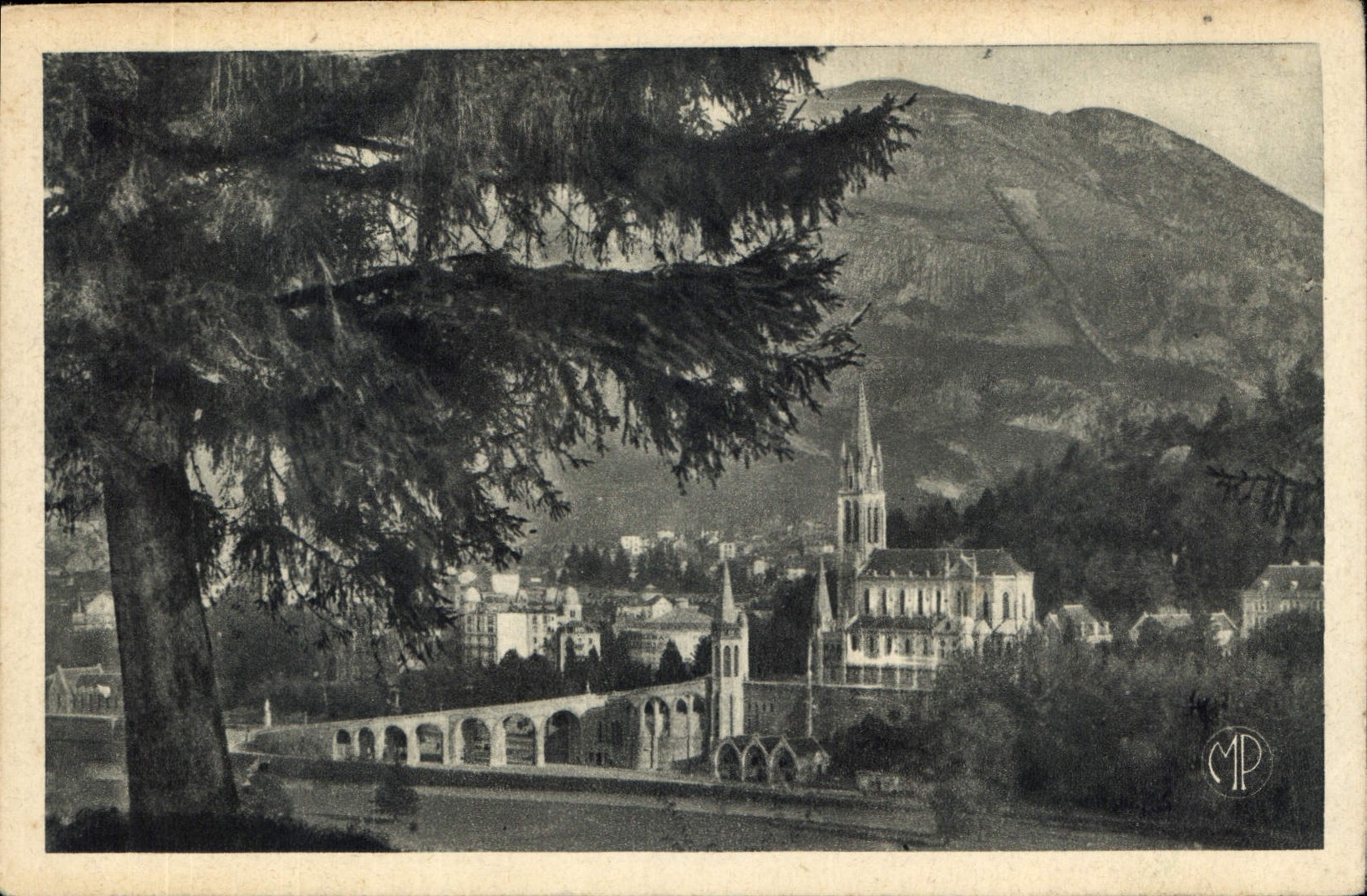 CPA Lourdes vue sur la Basilique 