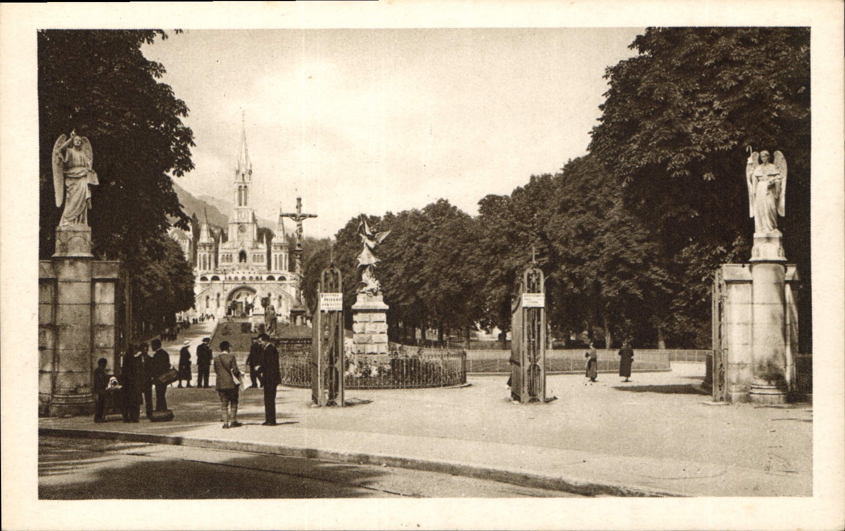 CPA Lourdes Entree de l'Esplanade 