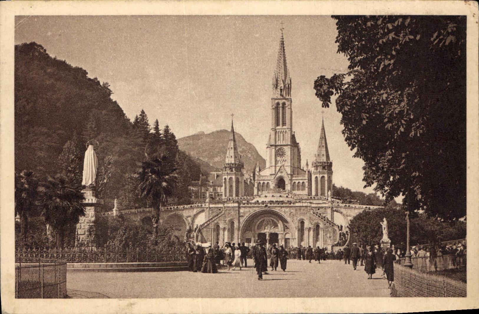 CPA Lourdes la Basilique et la Vierge Couronnee 