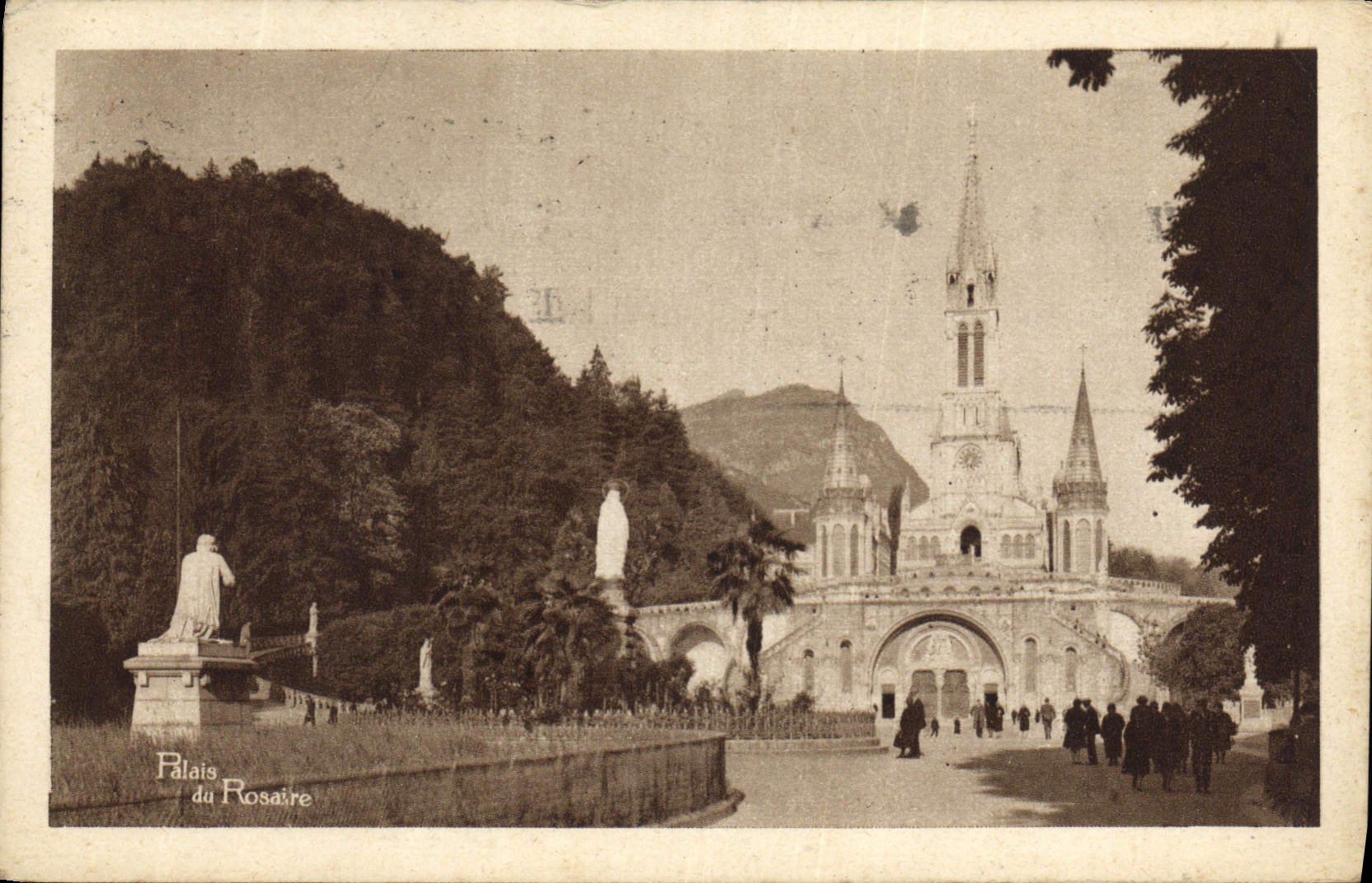 CPA Lourdes Esplanade et Basilique 