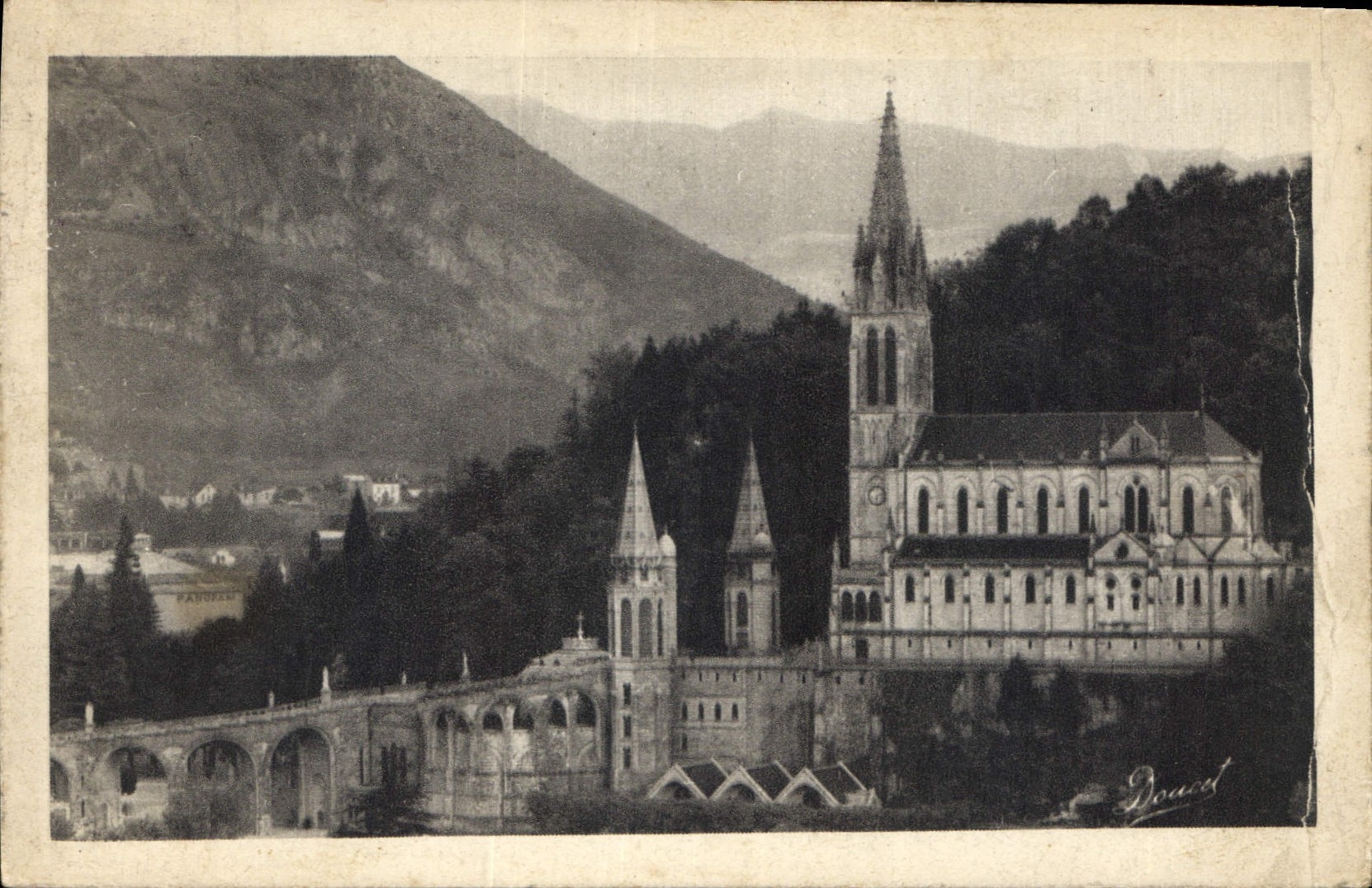 CPA Lourdes la Basilique vue de Cote 