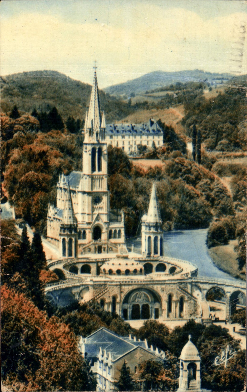 CPA Les Hautes Pyrenees Lourdes vue Piongeante sur la Basilique 