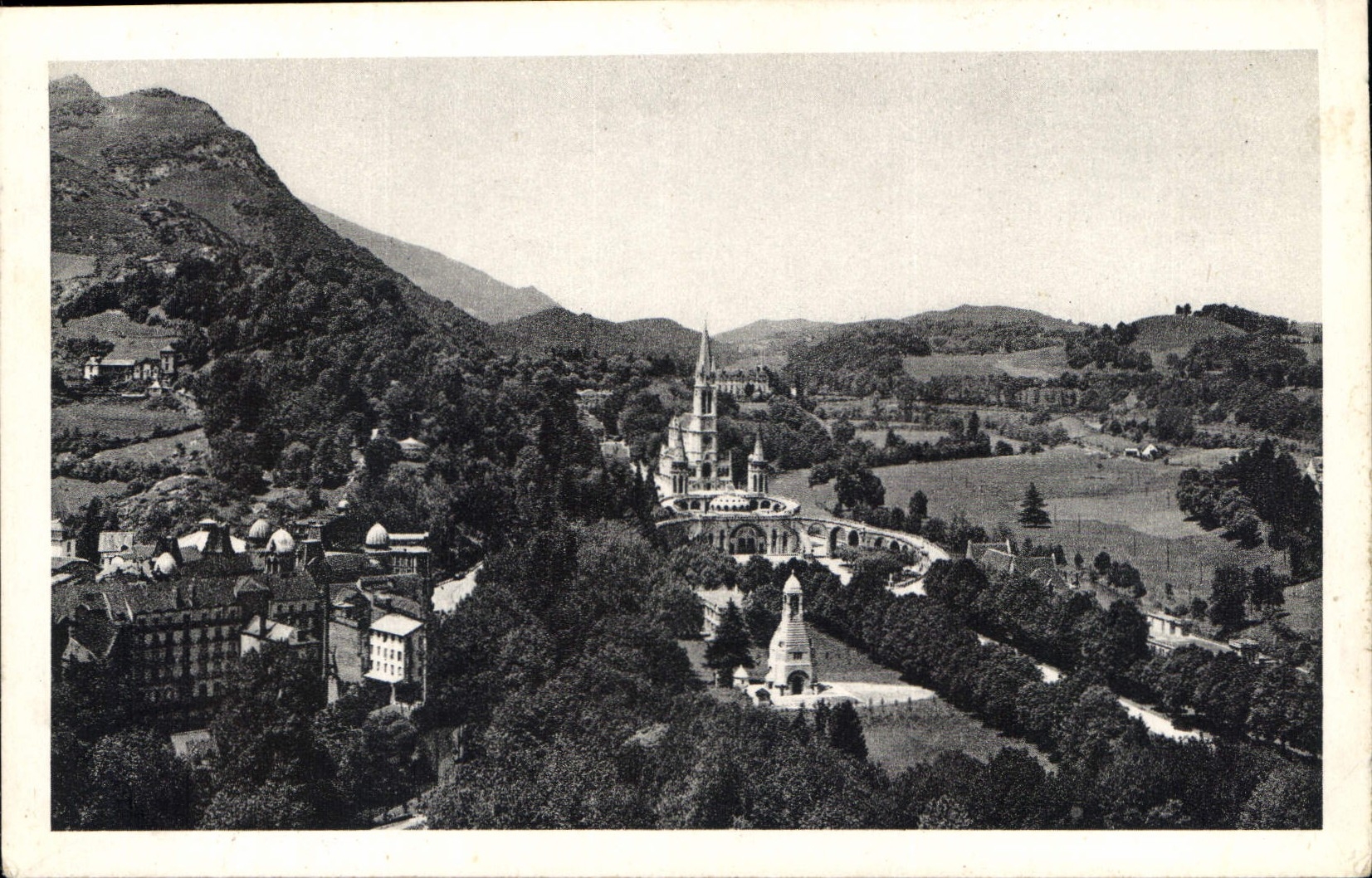CPA Lourdes vue d'ensemble sur la Basilique et le Calvaire prise du Chateau Fort 