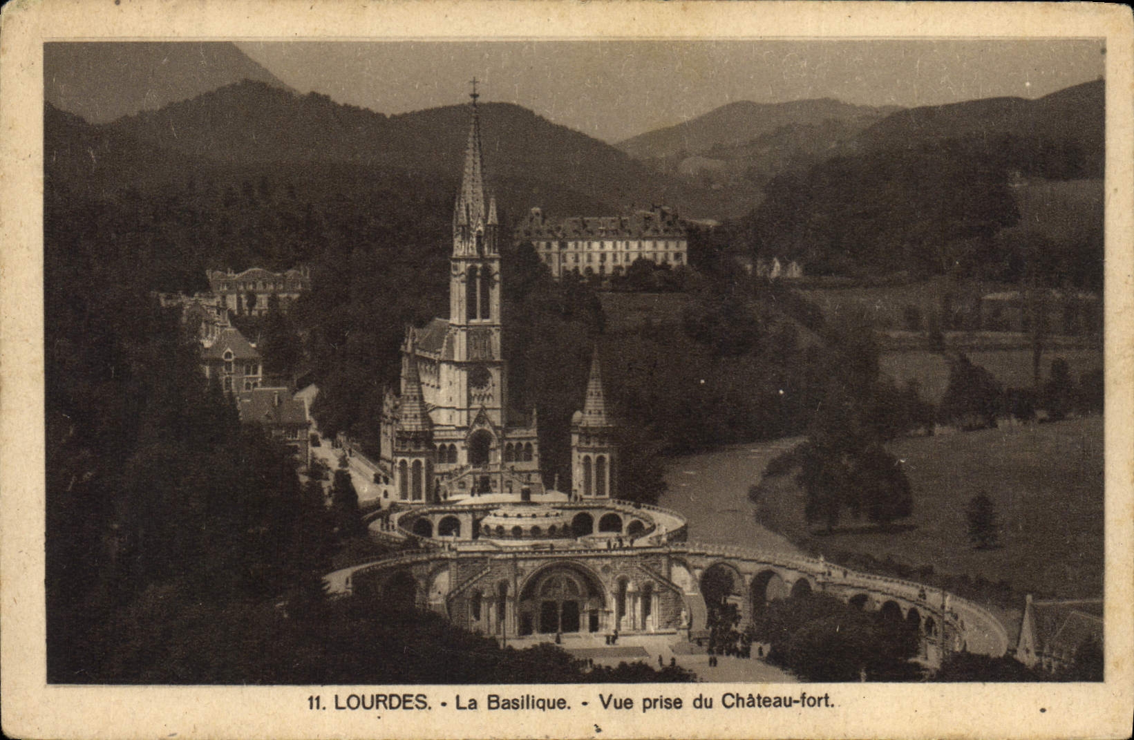 CPA Lourdes la Basilique vue prise du Chateau fort 