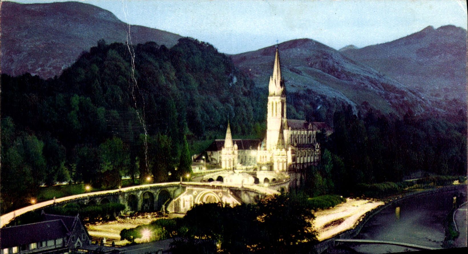 CPA Lourdes La Basilique illuminee et la Procession aux flambeaux 