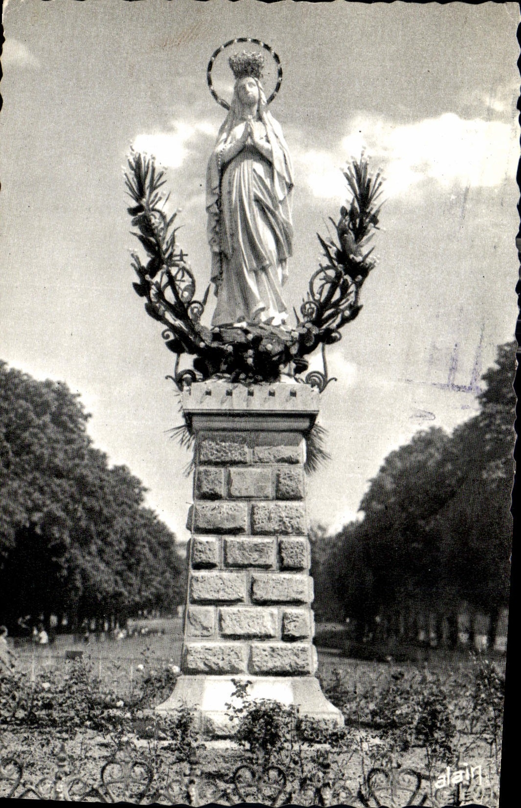 CPA Lourdes La Vierge couronnee 