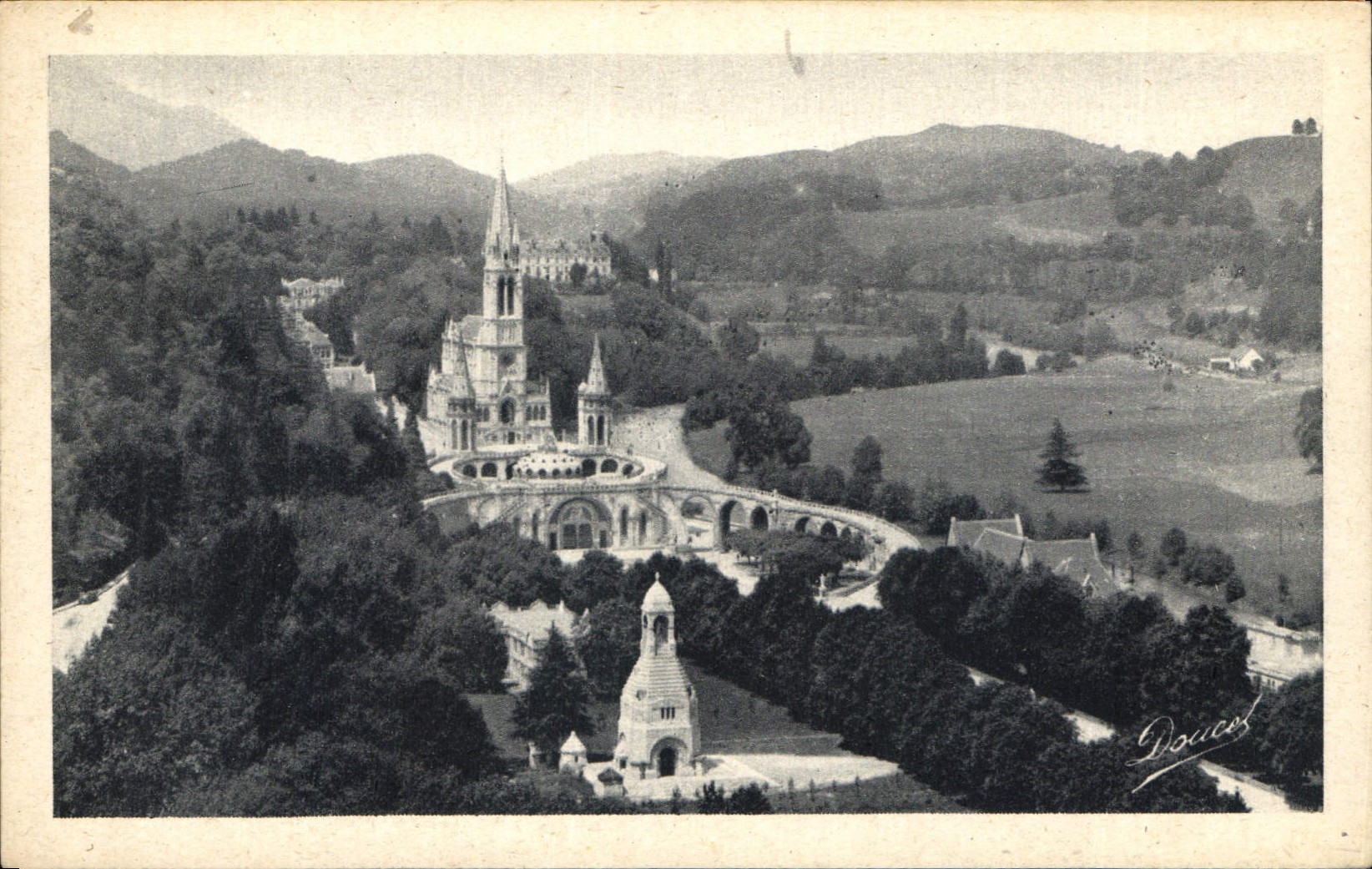 CPA Lourdes La Basilique et le Monument interallie vus du Chateau Fort 