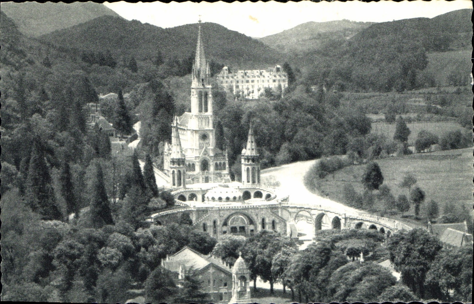 CPA Lourdes La Basilique et le Gave Monument Interallie 
