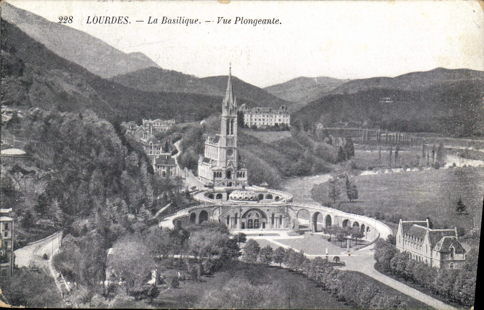 CPA Lourdes La Basilique vue plongeante 