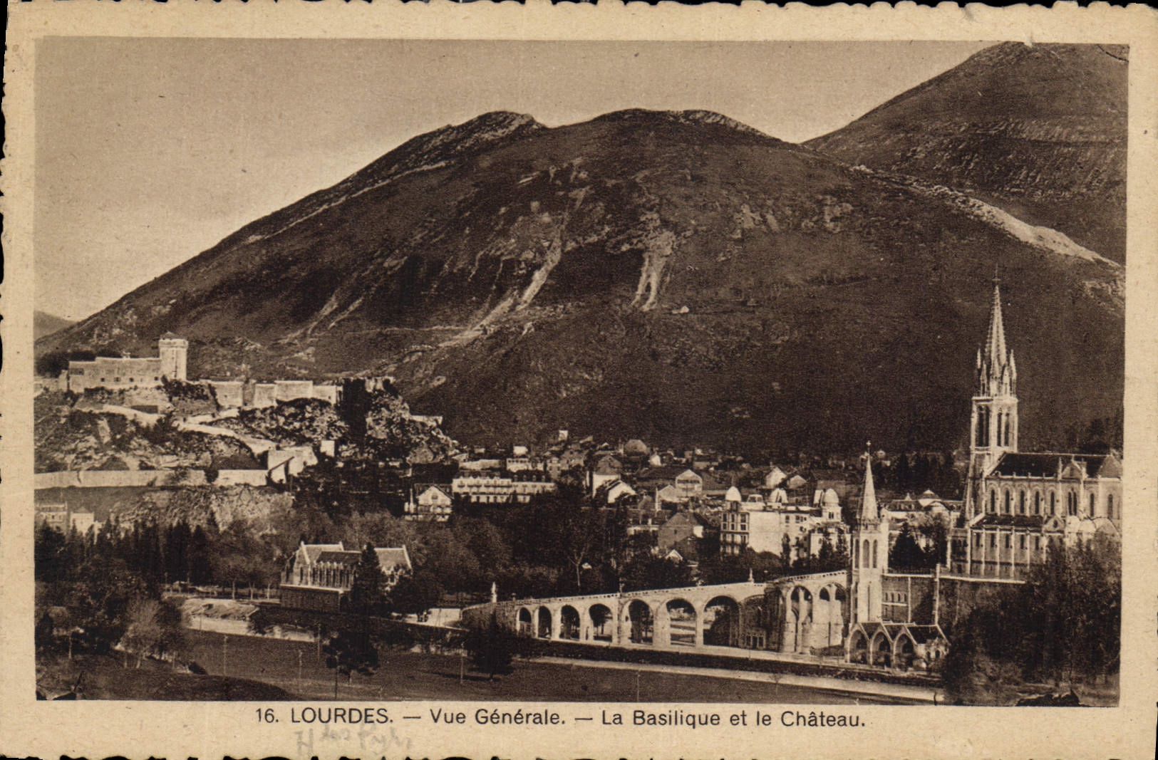 CPA Lourdes Vue generale la Basilique et le Chateau 