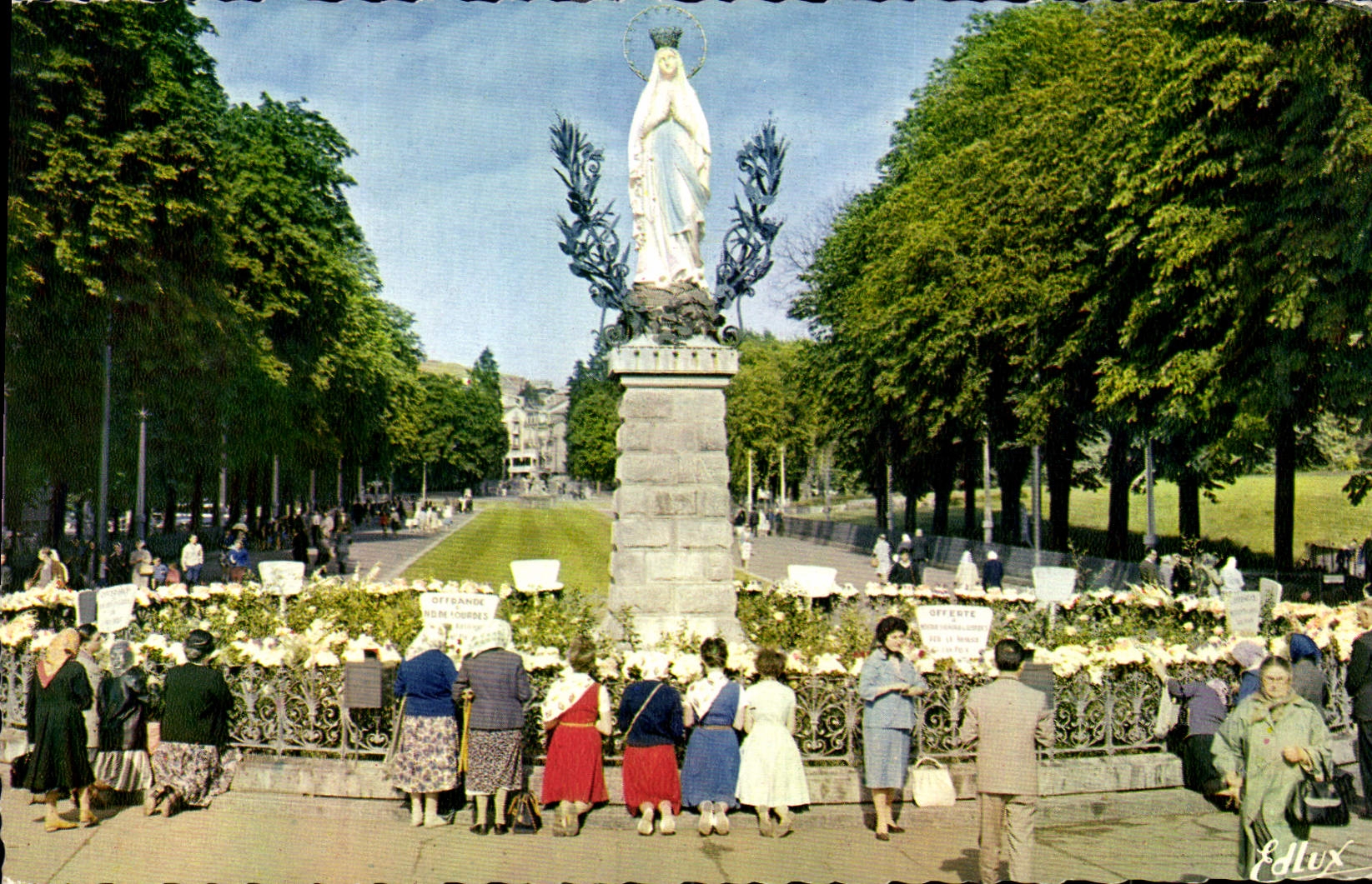 CPA Lourdes La Vierge Couronnee 