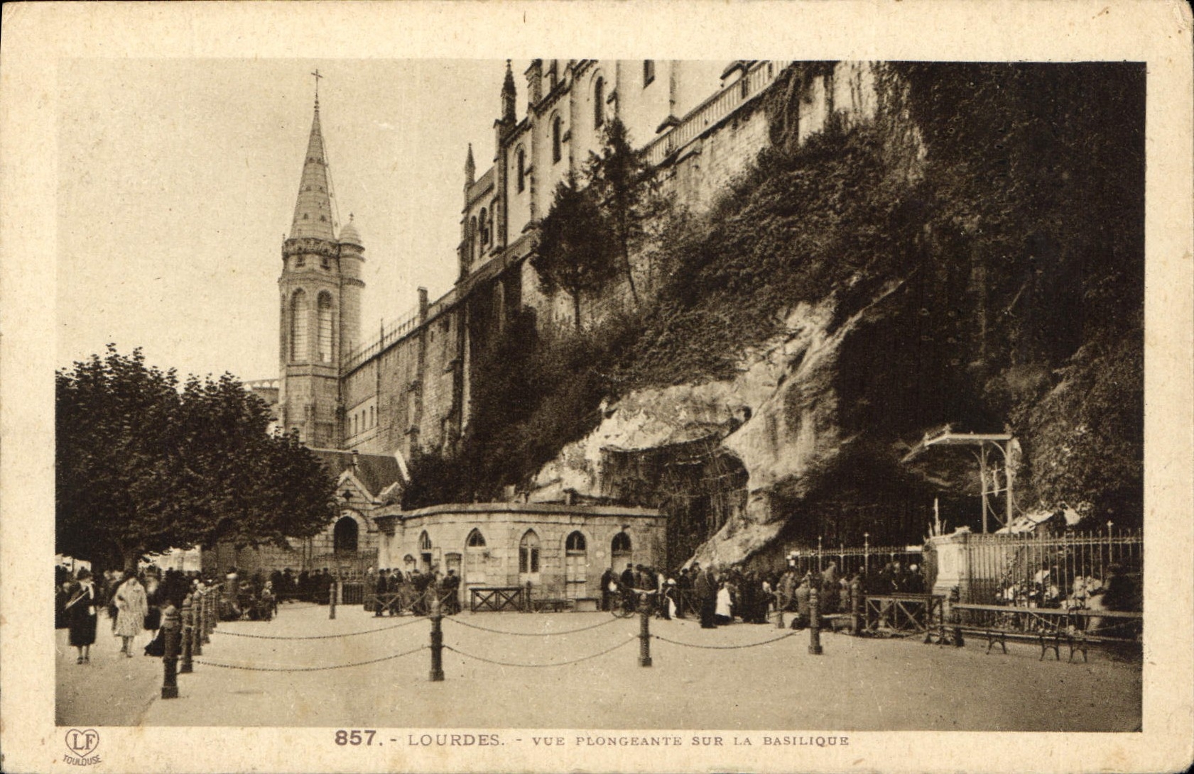 CPA Lourdes Vue plongeante sur la Basilique 