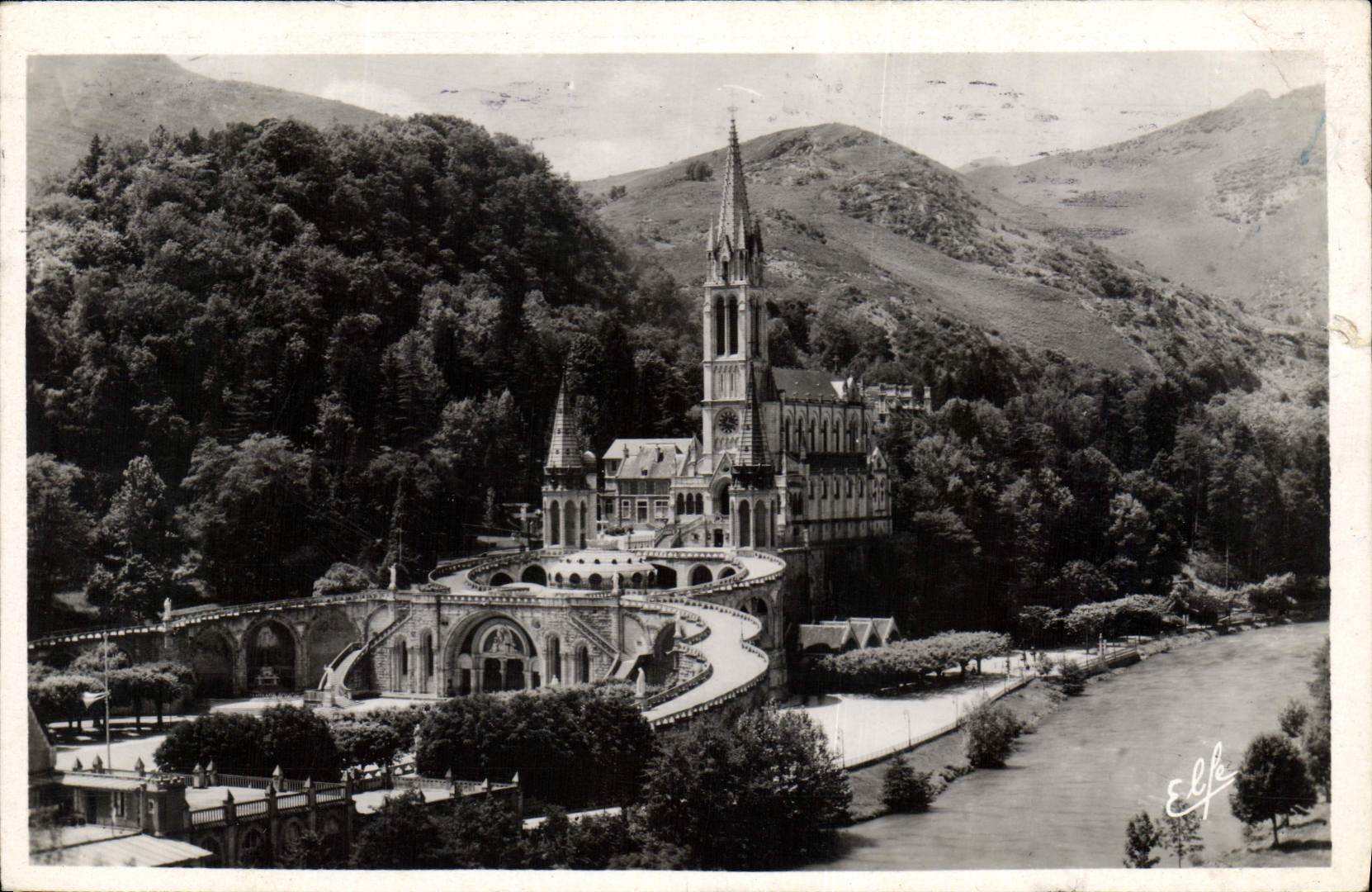 CPA Pyrenees Ocean Lourdes Vue sur le Gave et la Basilique 
