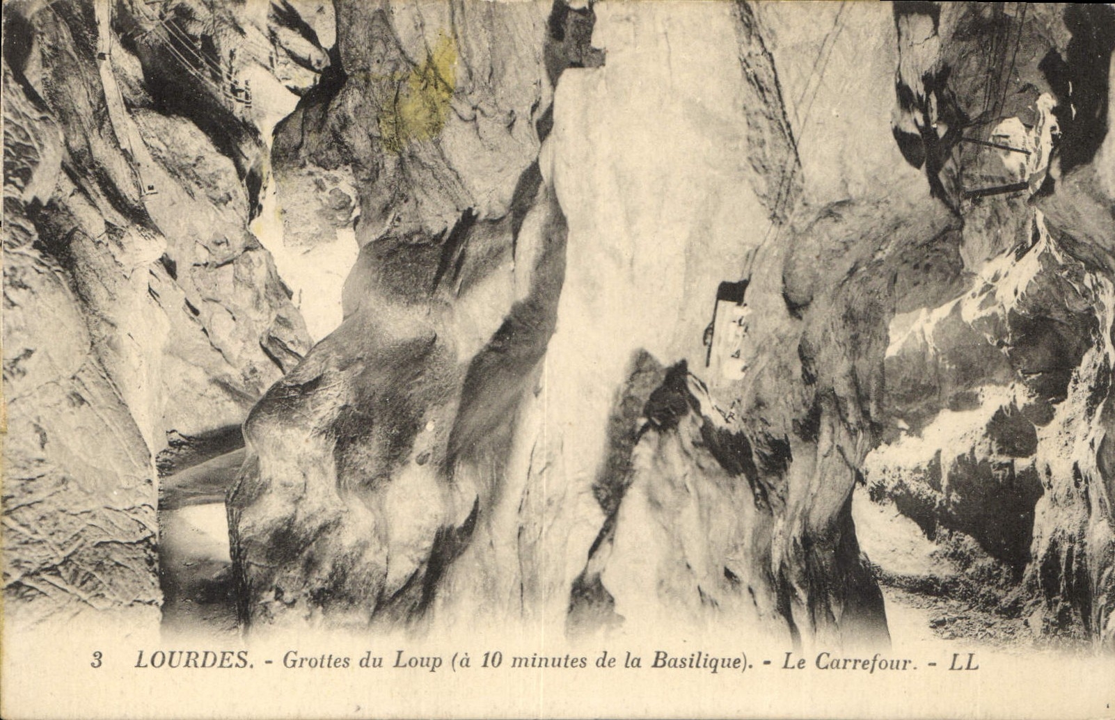 CPA Lourdes Grotte du Loup a 10 minutes de la Basilique Le Carrefour 