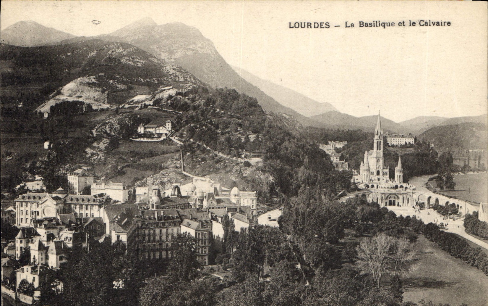 CPA Lourdes La Basilique et le Calvaire 
