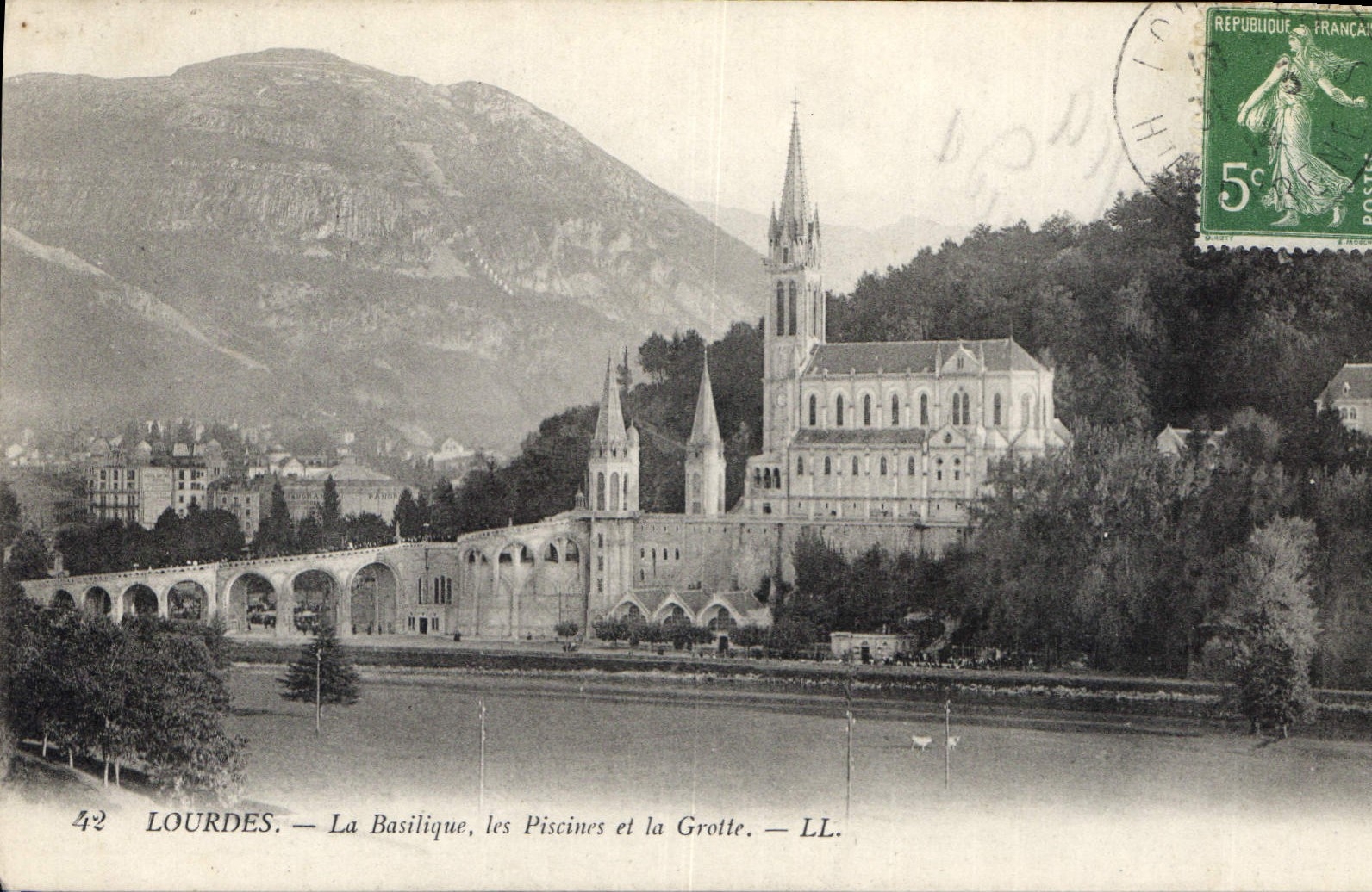 CPA Lourdes La Basilique les Piscines et la Grotte 