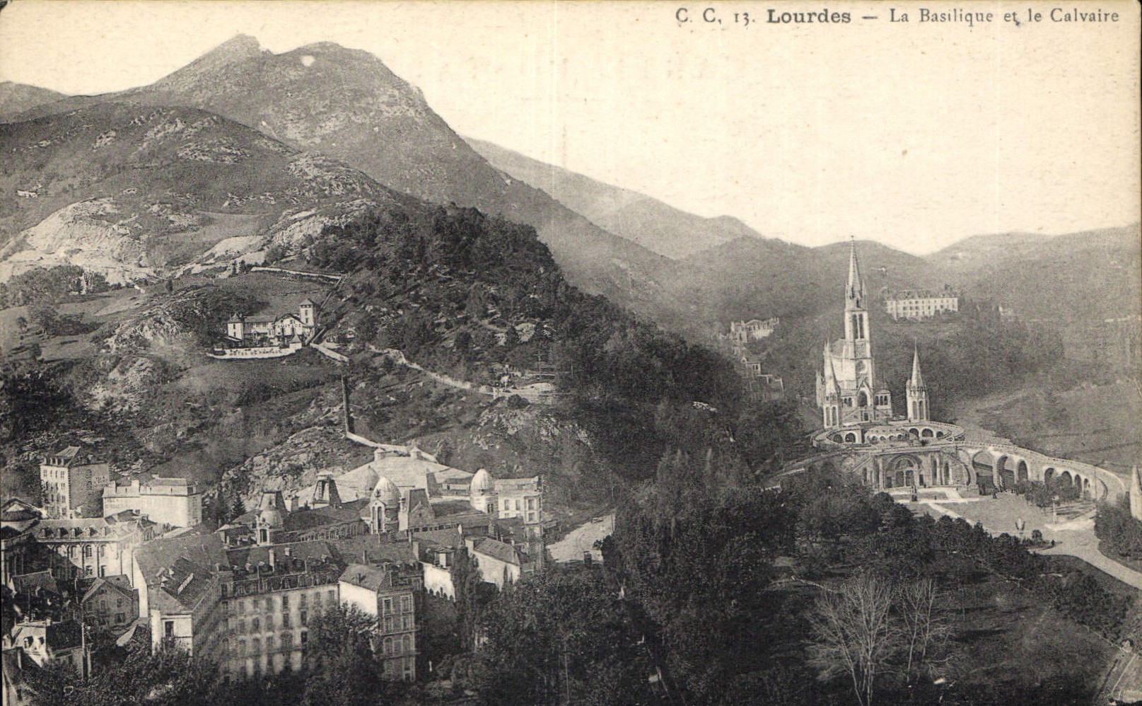CPA Lourdes La Basilique et le Calvaire 